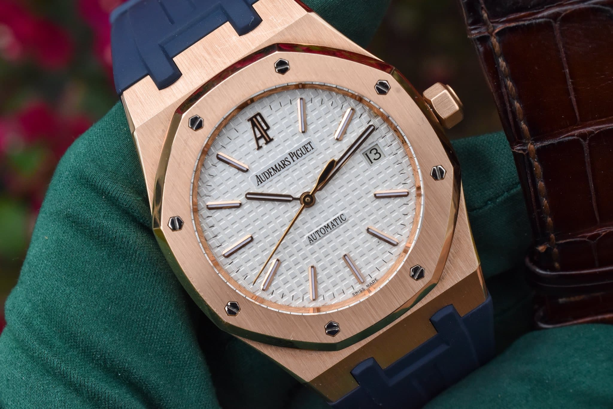 May be an image of wrist watch and text that says '13 ۱AI A PIGUET AUDEMARS AUDEMARSPIGUET 一 ΑΥΤΟΜΑΤΙ MAPE SWSS'