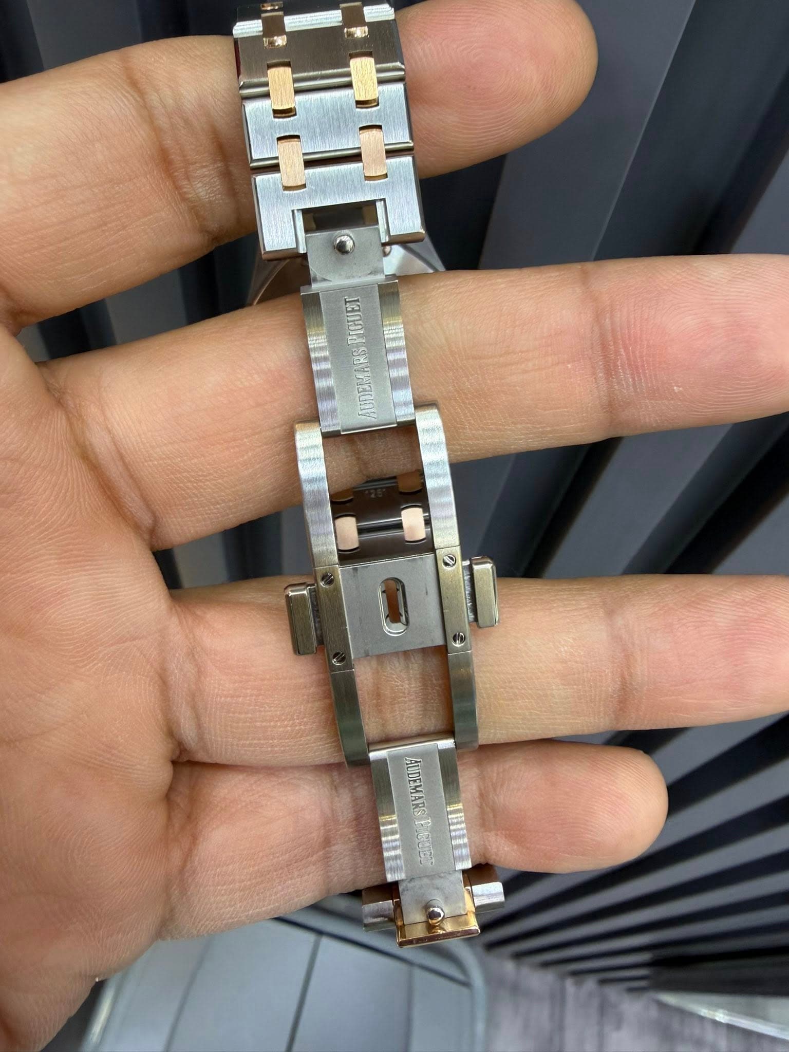 May be an image of digital watch and text that says 'Se LEN ANDEMARS G'