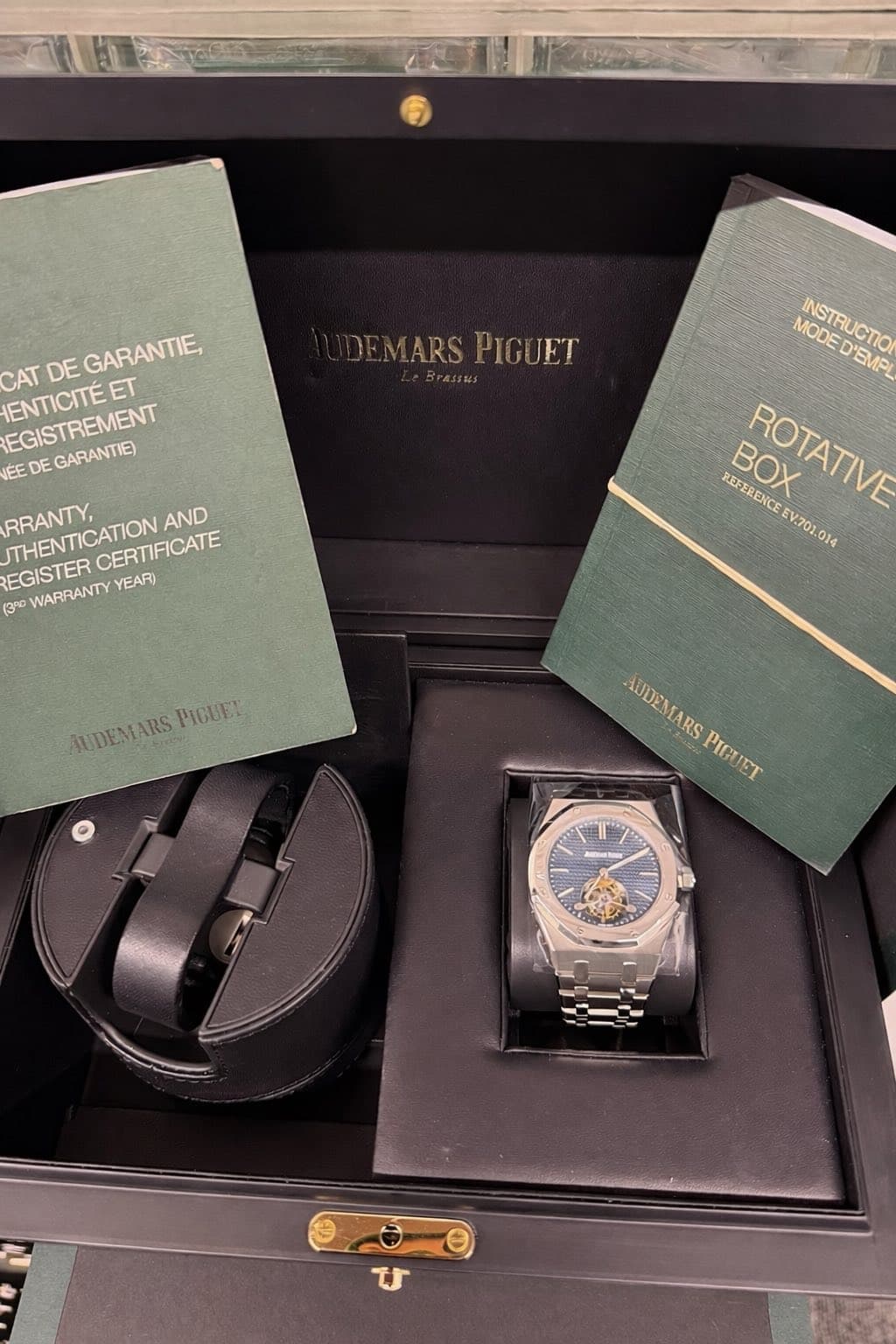 May be an image of wrist watch and text that says 'DEMARS DEMARSPIGUET PIGUET CAT DE GARANTIE, EGISTREMENT GARANTIE) ENTICITÉET NEE DE RRANTY, JTHENTICATION AND REGISTER WARRANTY…