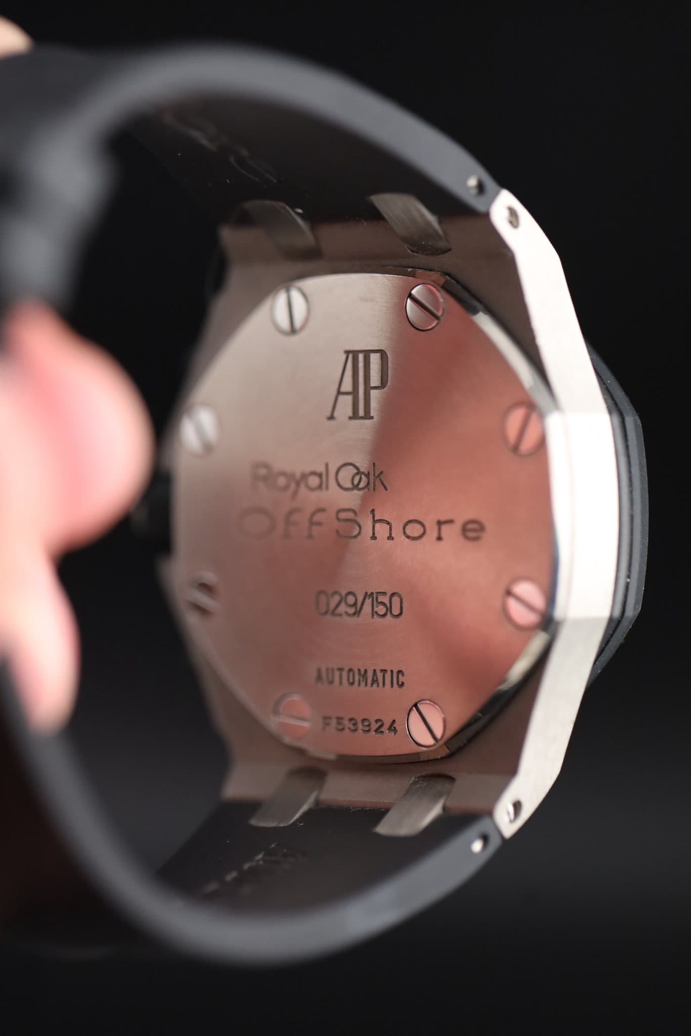 May be an image of wrist watch and text that says 'AP RoyalC OfFShore 29/150 ΥΤΟΜΑΤΙC F53324 F53924'
