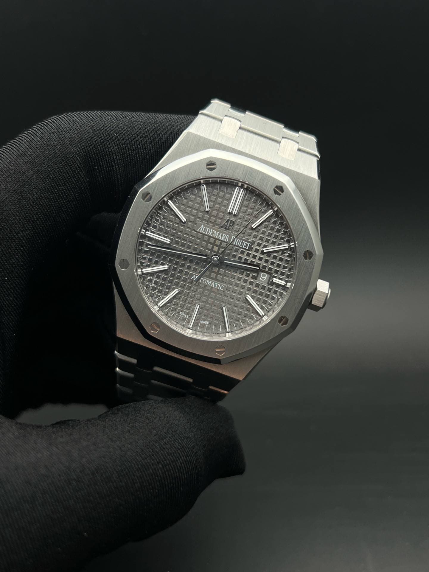 May be an image of wrist watch and text that says 'AUDEMARS VAGUET A FOMATIC 9'