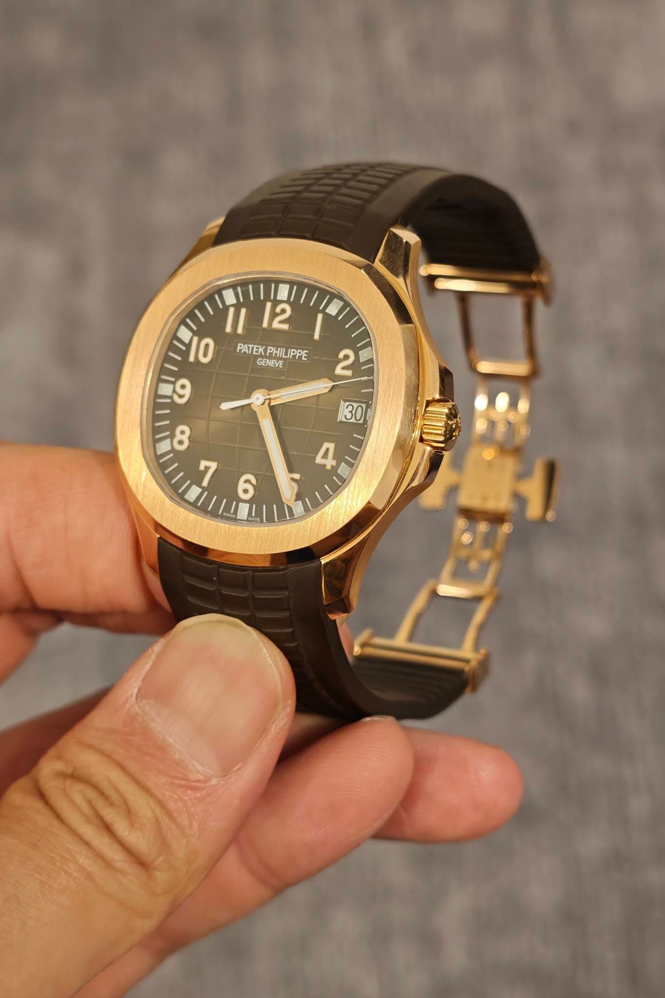 May be an image of digital watch and text that says 'II 12 10 PATEK PHILIPPE GENEVE E'