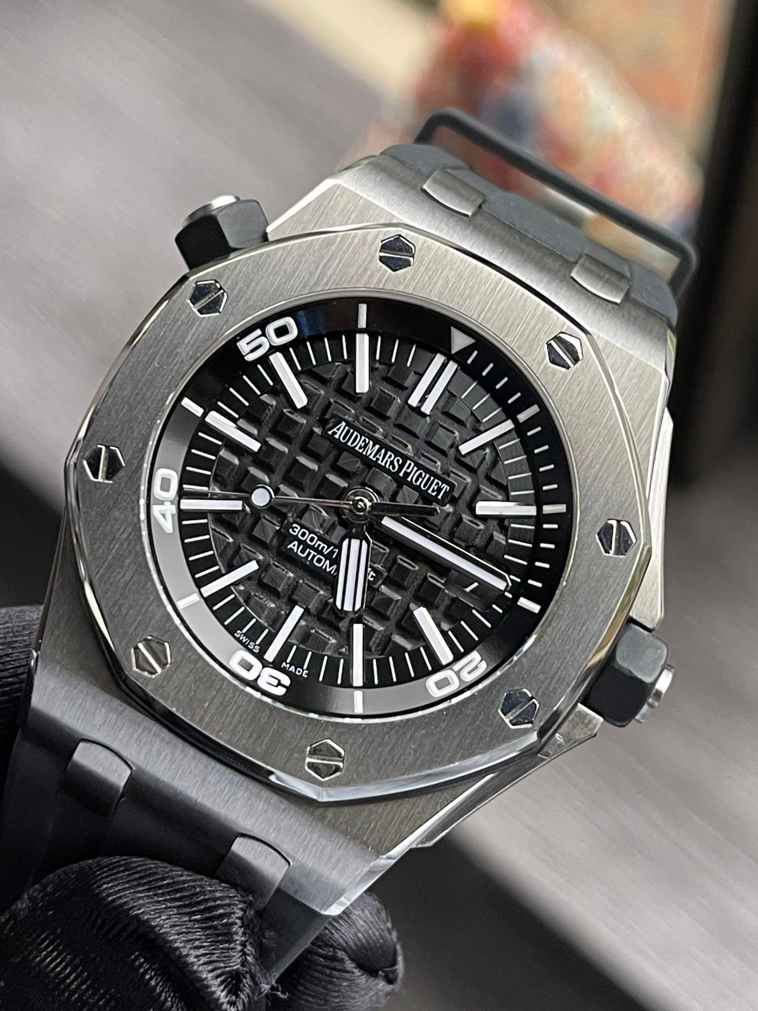 May be an image of wrist watch and text that says '1 40 AUDEMARSPIGUET PIGUET AUDEMARS ALTT 300m AUTOM SWISS I 2 0S 6'