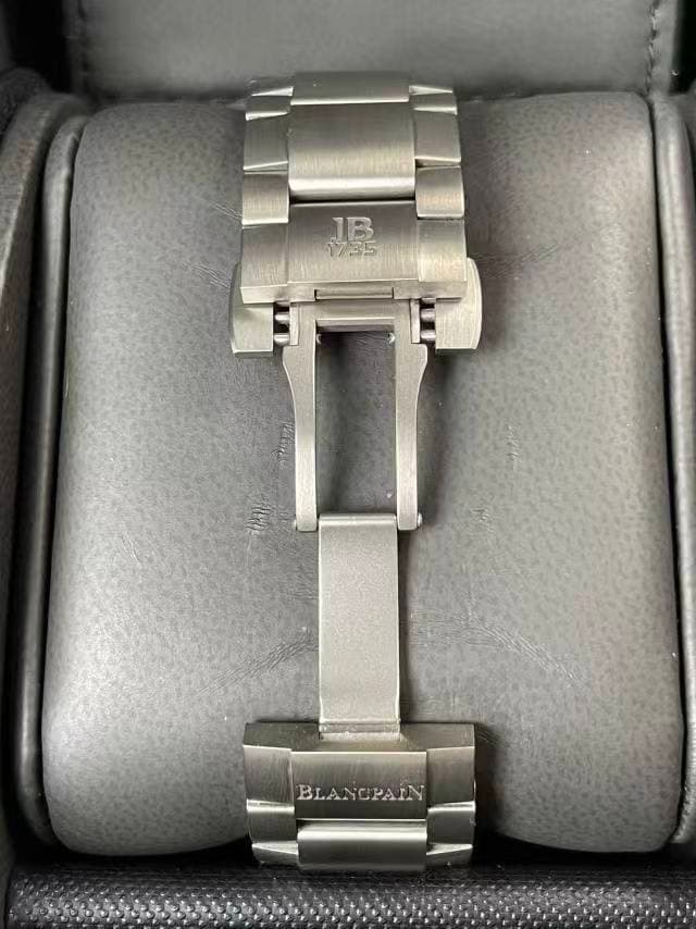 May be an image of wrist watch and text that says '源 1B 1735 BLANCPAIN BLA'