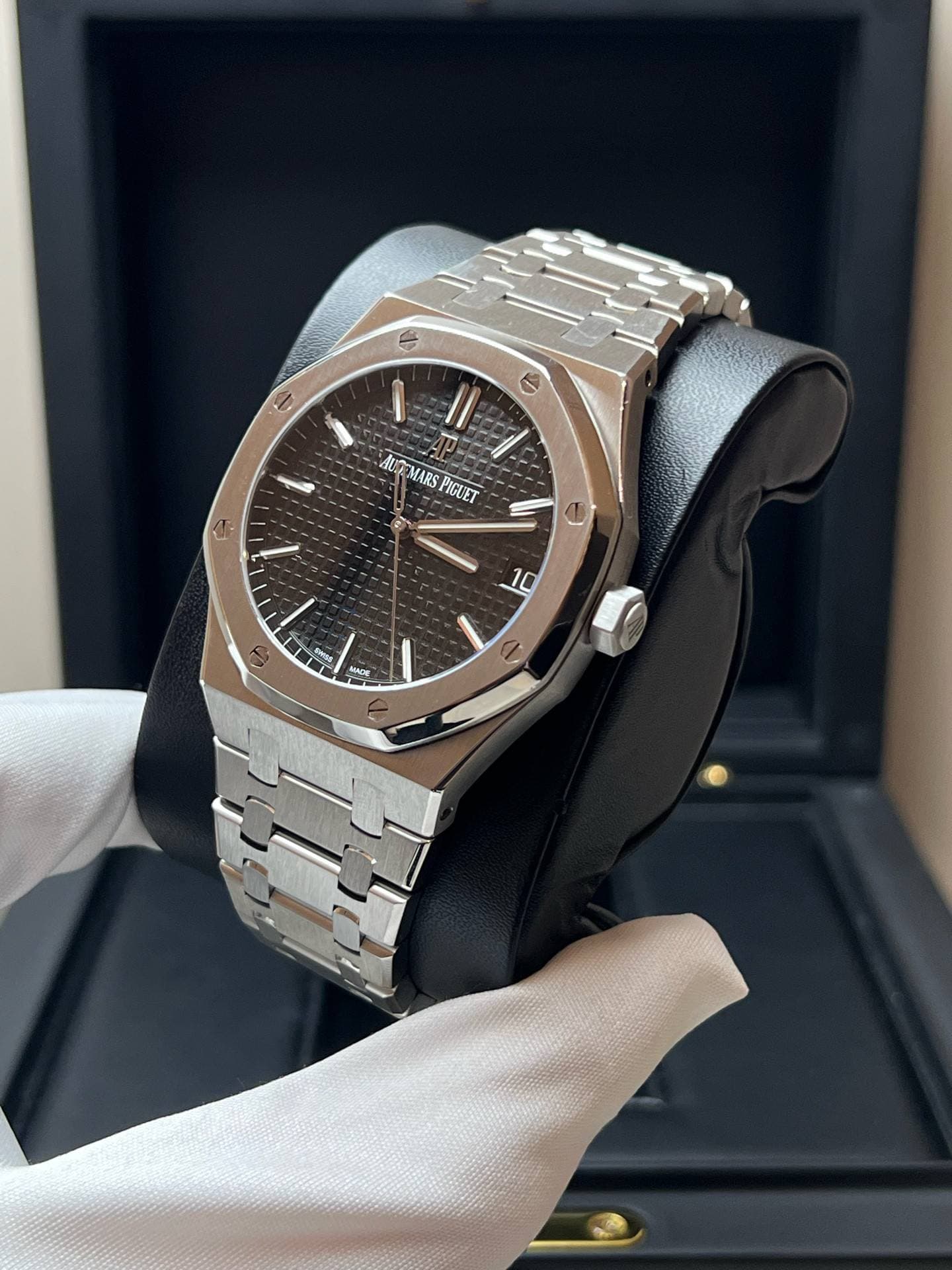 May be an image of wrist watch and text that says '今 == م = 1 I I1 AUTOMARS PIQUET 会 N 10 JANDE'