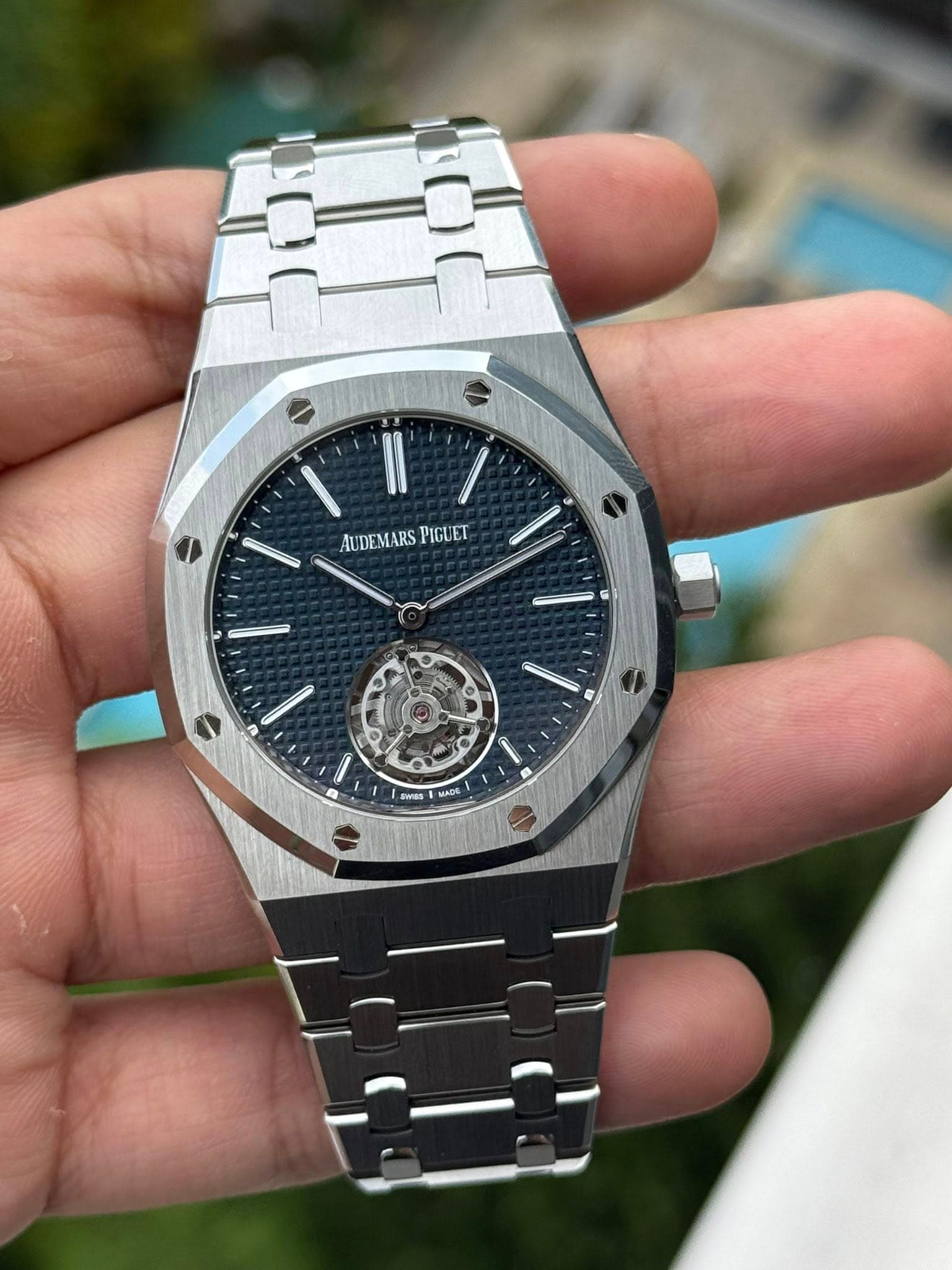 May be an image of wrist watch and text that says 'II l' AUDEMARS AUDEMARSPIGUET PIGUET 2 o O 香 0 pures AD4 =='