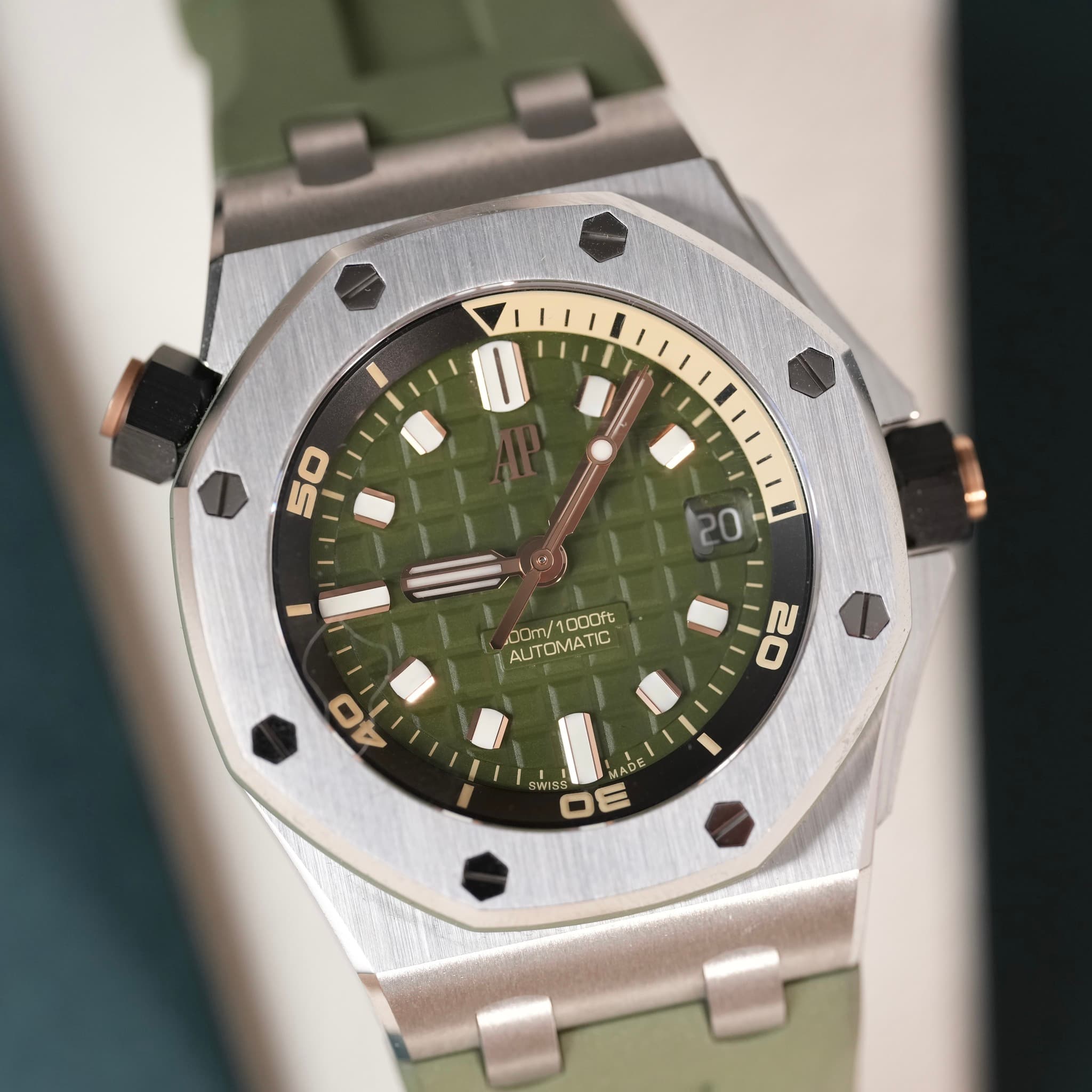 May be an image of wrist watch and text that says ' ./100.. CODft 00ml ALSTOMATIC /1 20 F 0 40 4 ADE ~ 0が SE DE I'