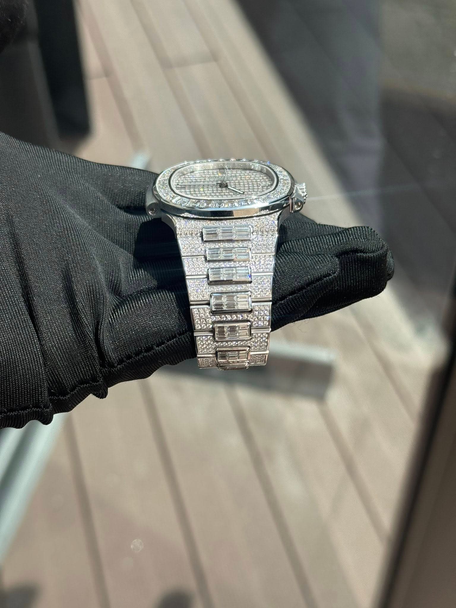 May be an image of wrist watch and text that says 'U 會'