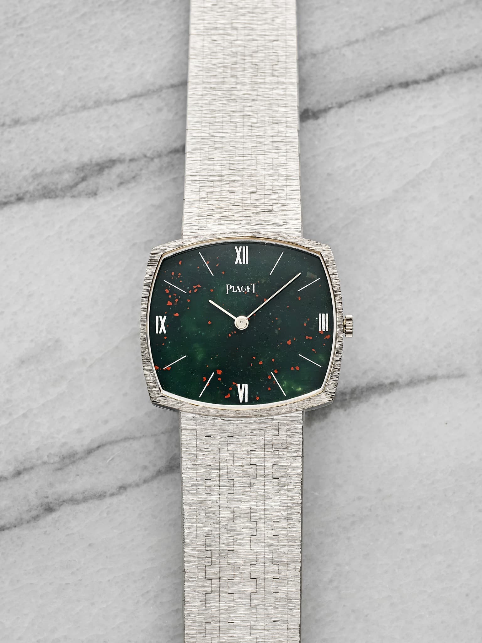 May be an image of digital watch and text that says 'XII 해 PIAGET IN VI'