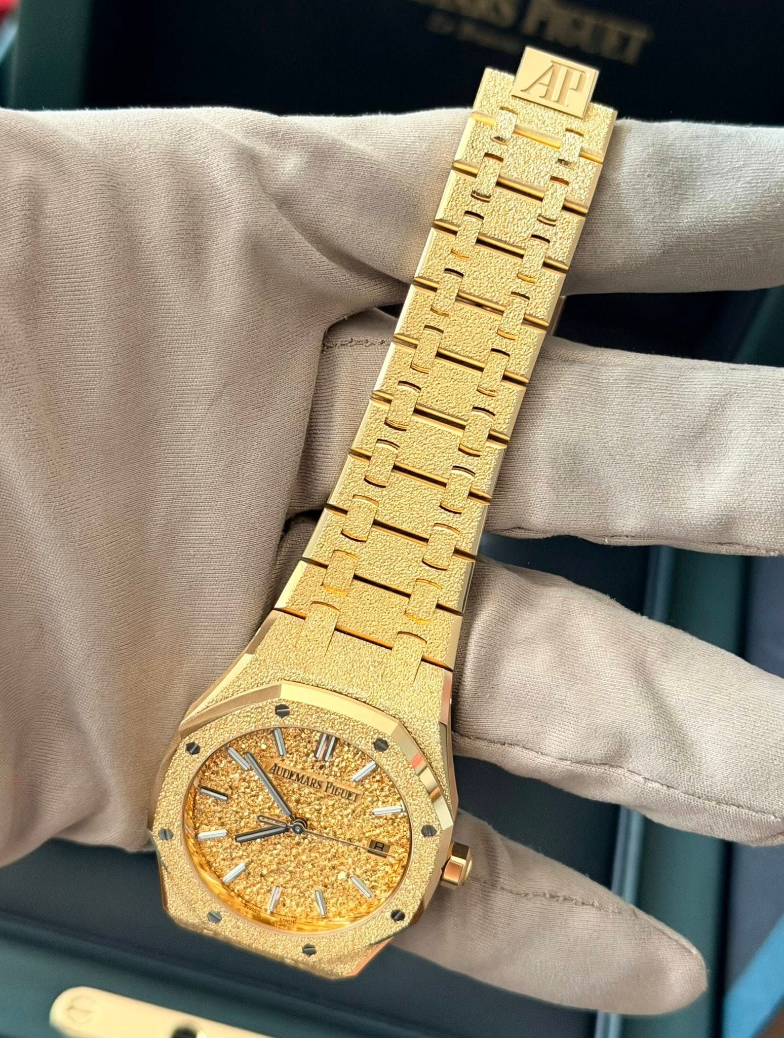 May be an image of wrist watch and text that says 'ימ TUEEMARS MARS PIGUYA'