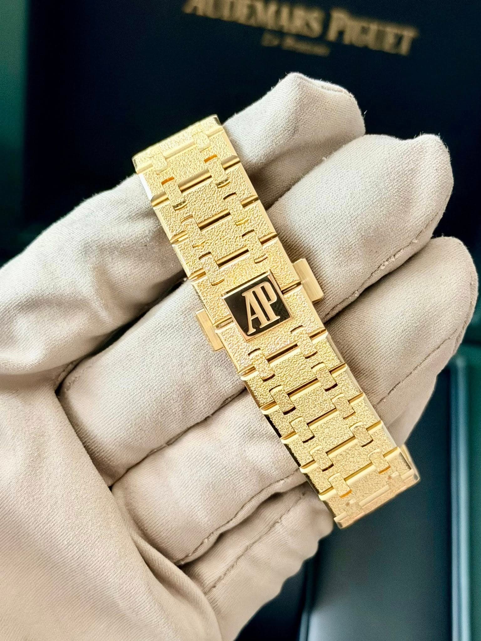 May be an image of wrist watch and text that says 'MARS AP'