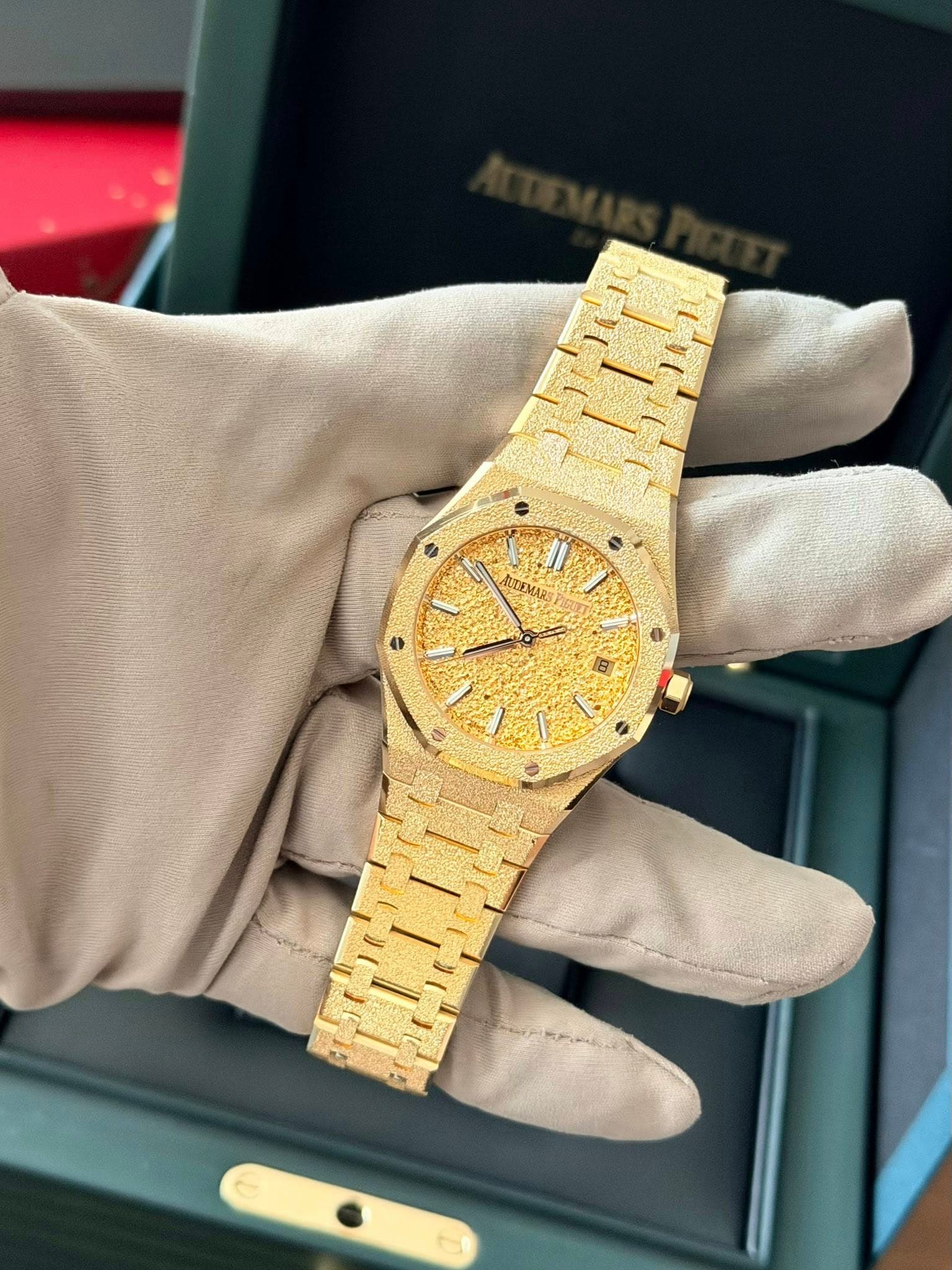 May be an image of wrist watch and text that says 'TEMA'