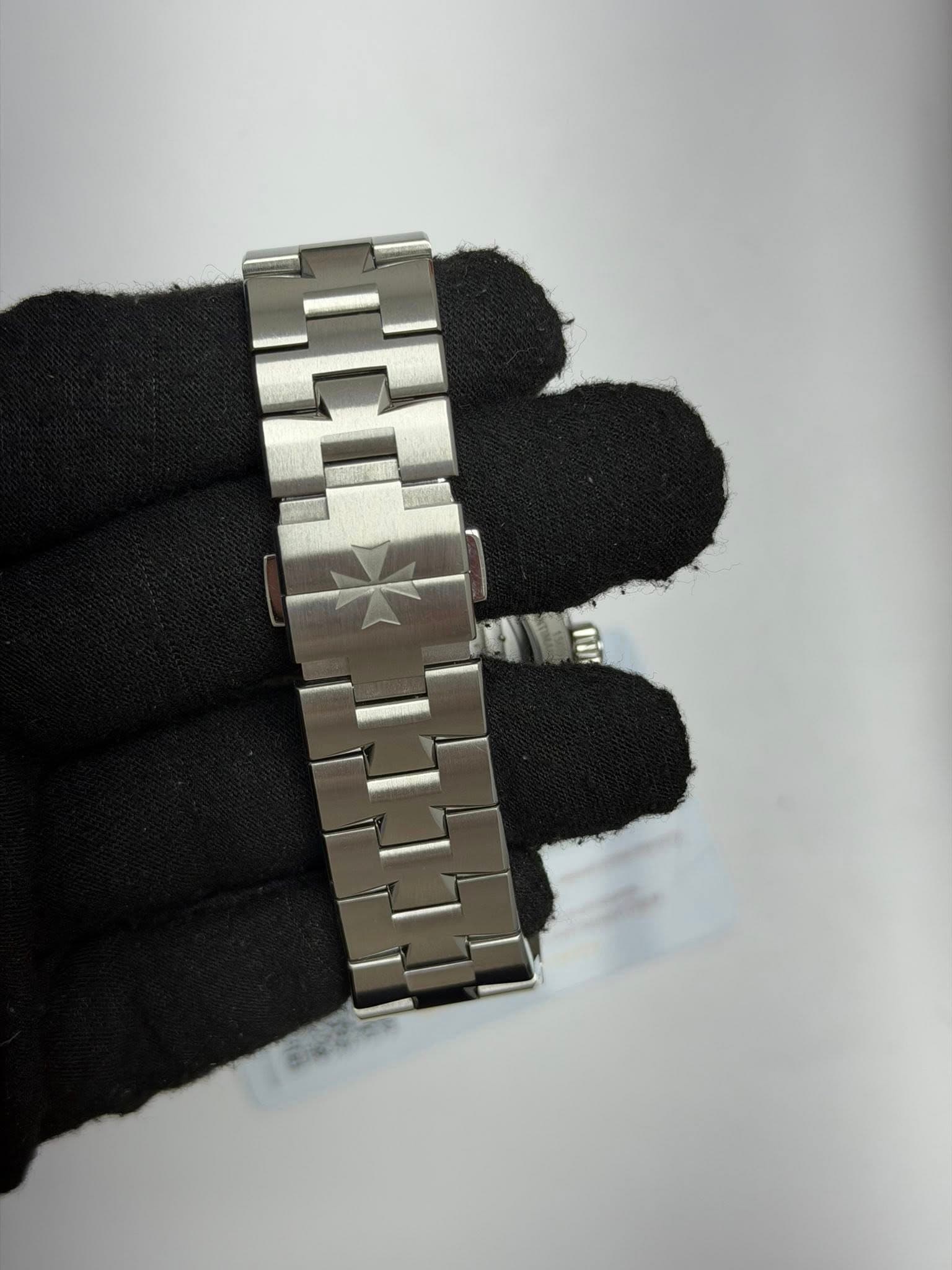 May be an image of digital watch and text that says 'E'