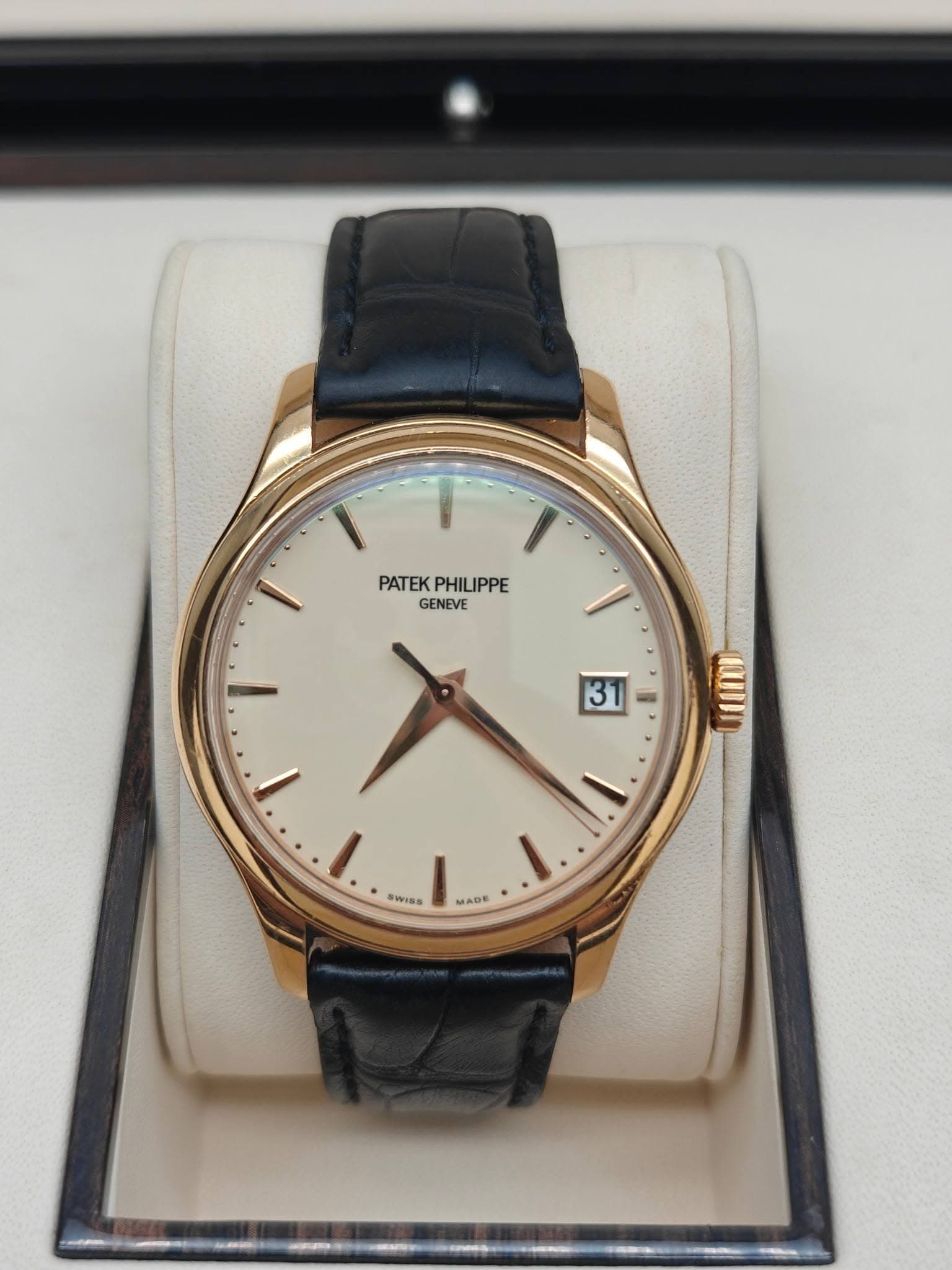 May be an image of wrist watch and text that says 'PATEK PATEKPHILIPPE PHILIPPE GENEVE 31 ١ SWINS ١ MADE'