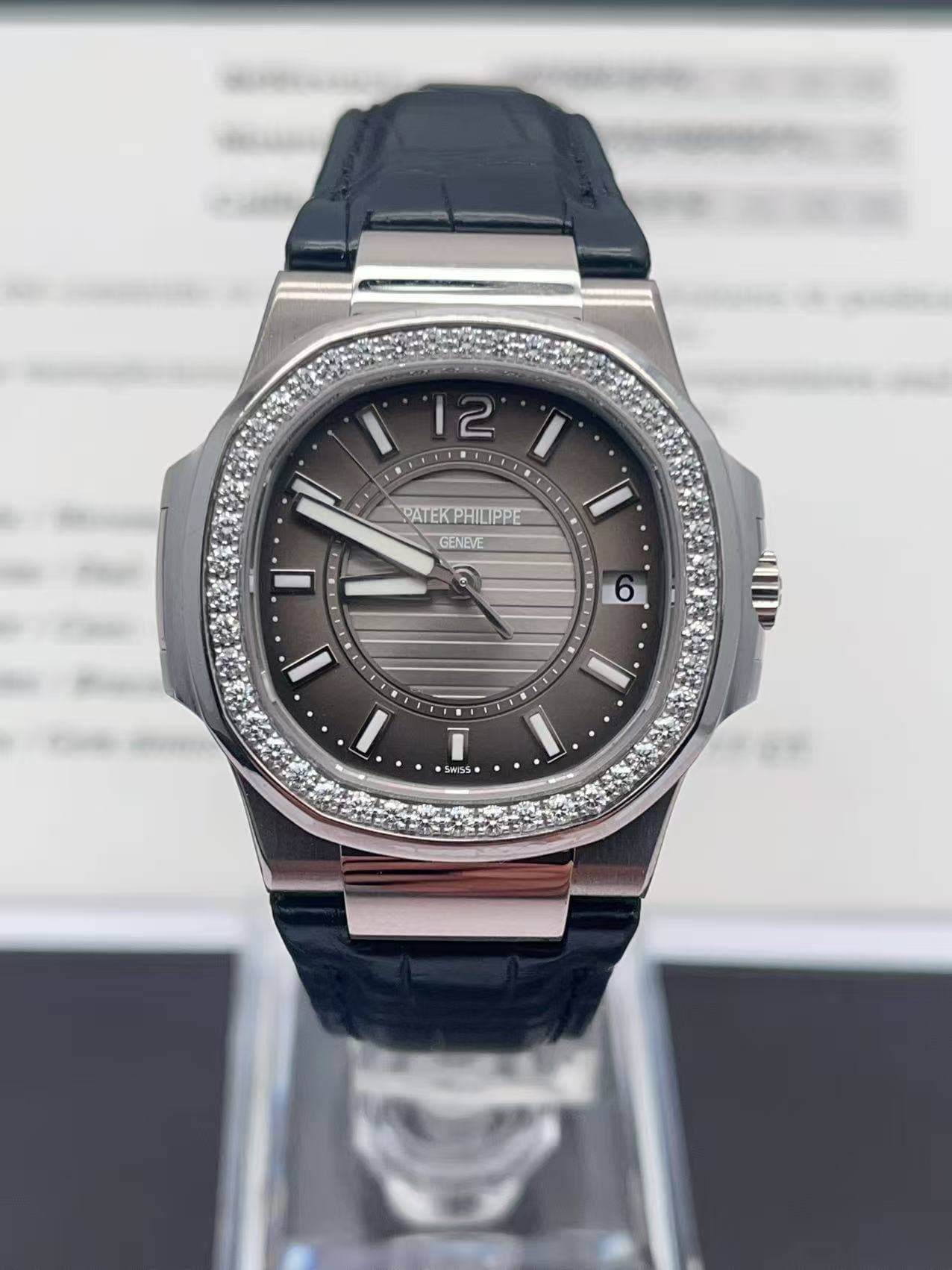 May be an image of wrist watch and text that says '12 시시이 ٠١ PATEKPHILIPPE GENEVE GENEVE I ف 1 1 I ب SMSS•'