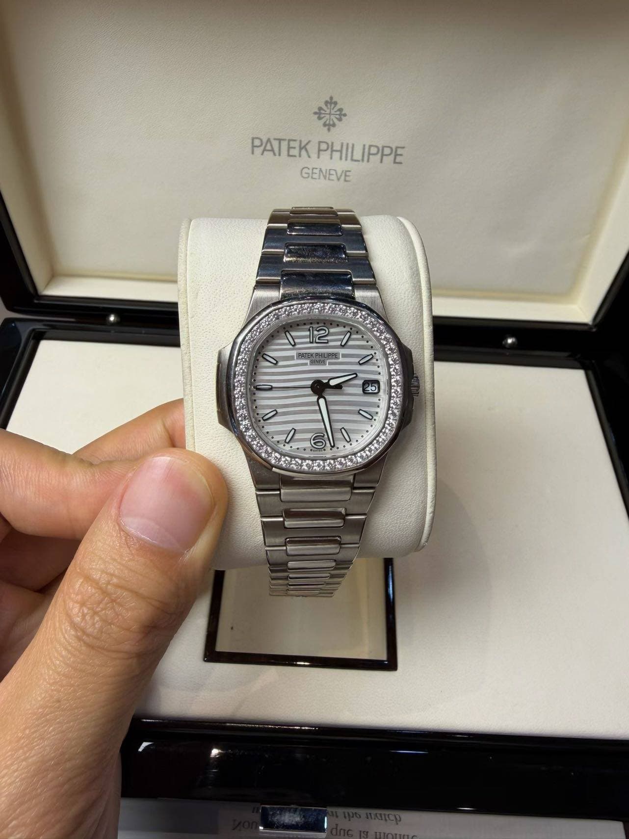 May be an image of wrist watch and text that says '楽 PATEKPHILIPPE PATEK PHILIPPE GENEVE F 6 !'