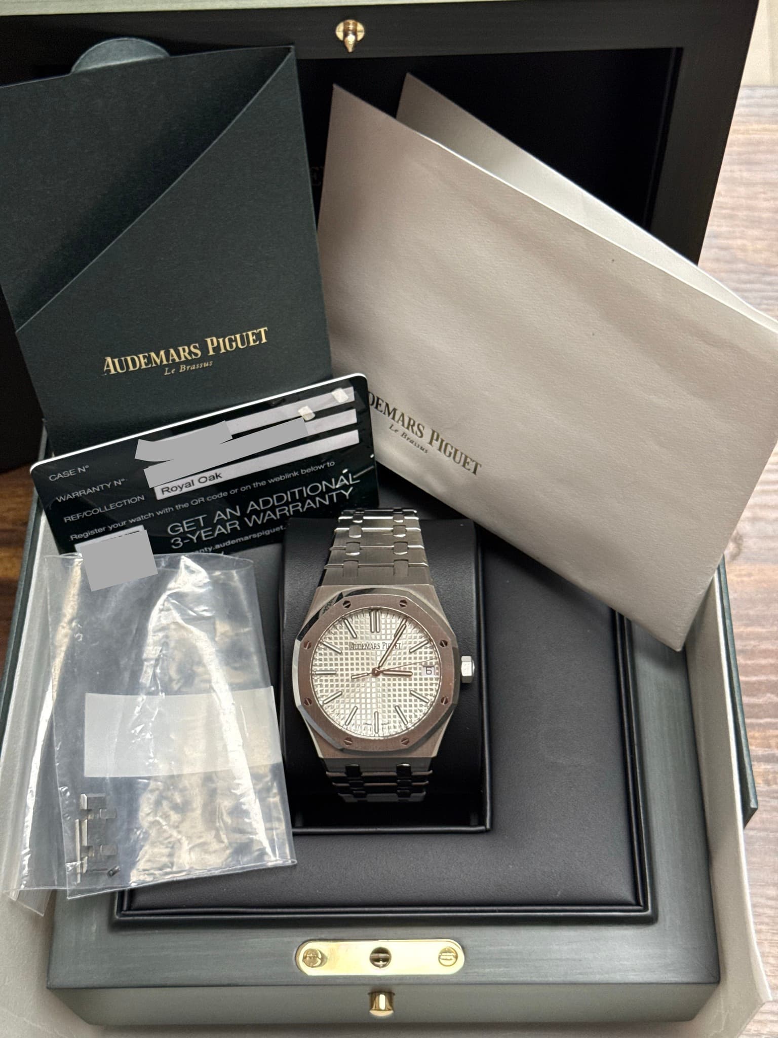 May be an image of wrist watch and text that says 'AUDEMARS Bram AUDEMARSPIGUET PSJIN PIGUET PIGUET PIH EMARS Pasay PRLVG Bresas EMARSPIGUET PIGUET PIGUET Royal Oak AN ARWARR…
