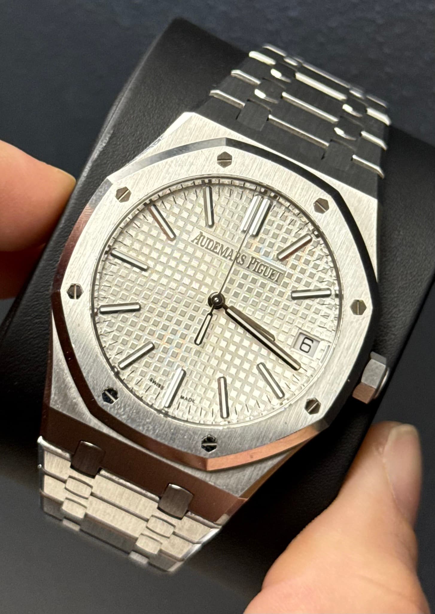May be an image of wrist watch and text that says 'AUIAMA AUDEMARS s PIGUIT 6 MADE'
