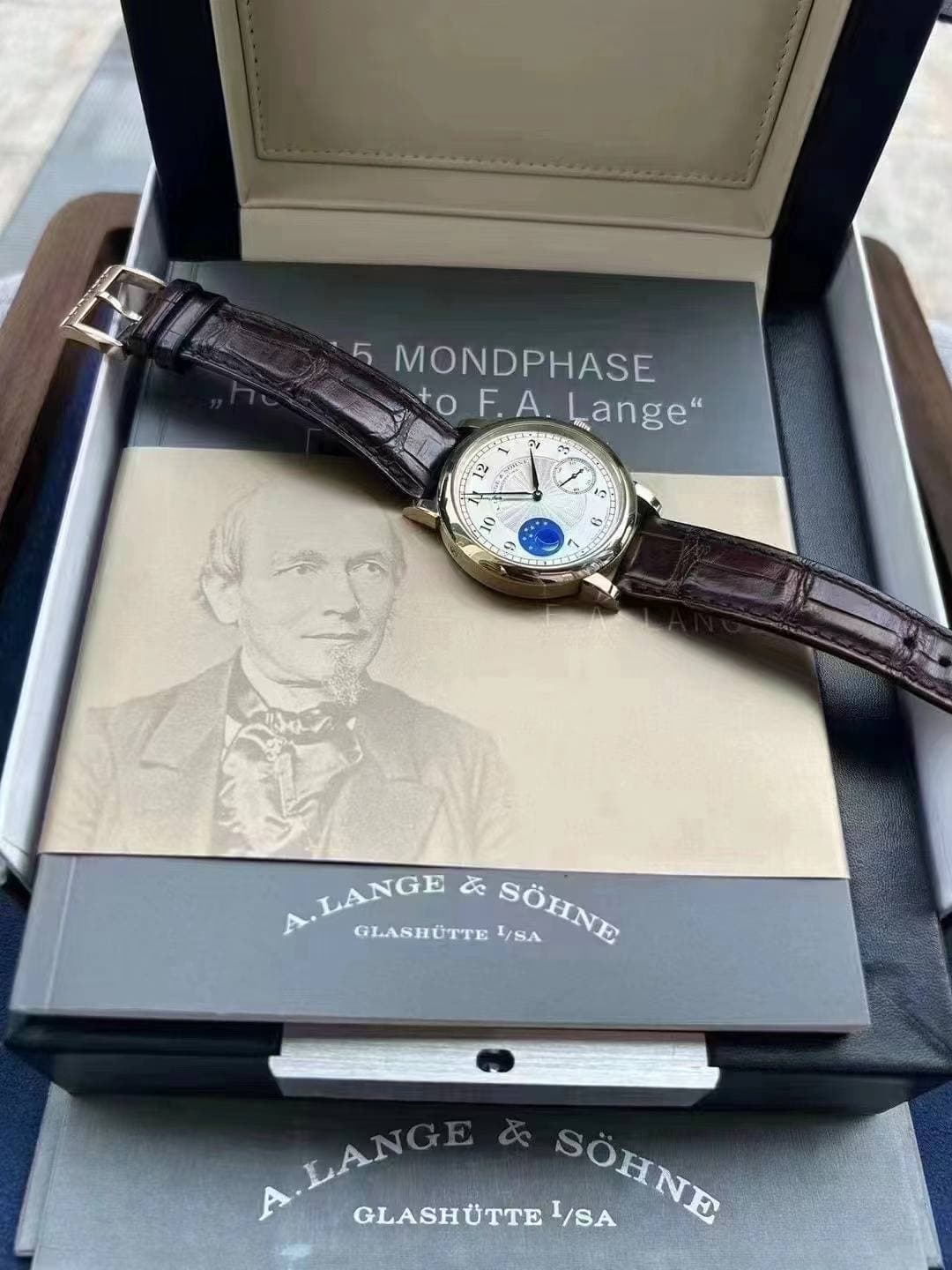 May be an image of wrist watch and text that says '5 MONDPHASE +OF.A. A. F. ange" S ရ O 샘 ن - LANGBSNS LANGE 医 GLASHÜTTE I/SA GLASHÜTTESA SÖHNE SOHNE A.LANGR GLASHÜTTE…