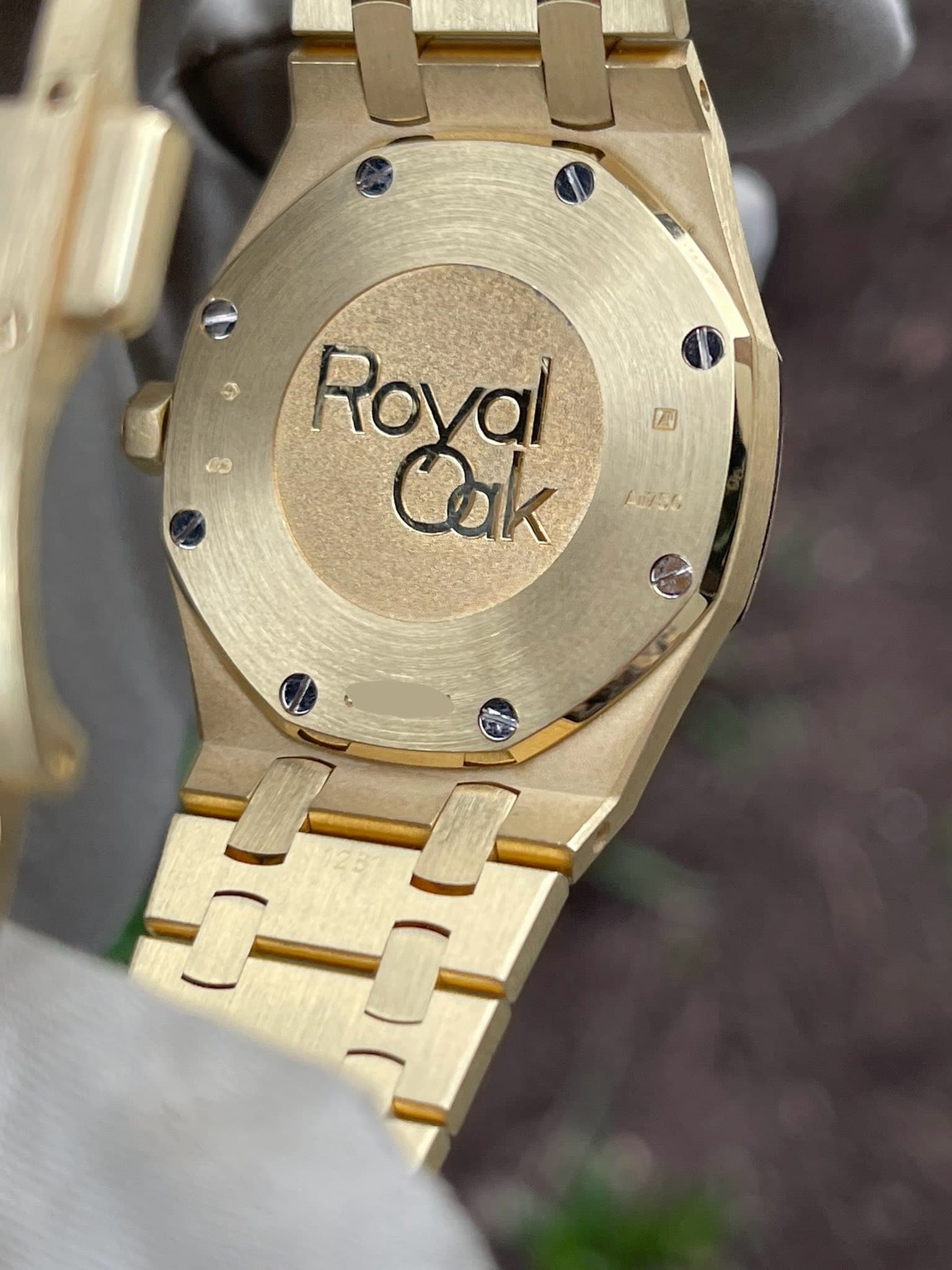 May be an image of wrist watch and text that says '2 Royal Cak /056'