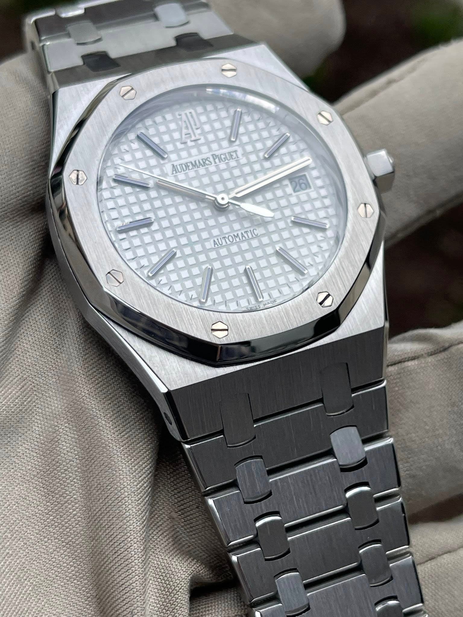 May be an image of wrist watch and text that says 'AUDEMARS AUDIEMARSPIGUET PIGUET Bife6 AUTOMATIC'