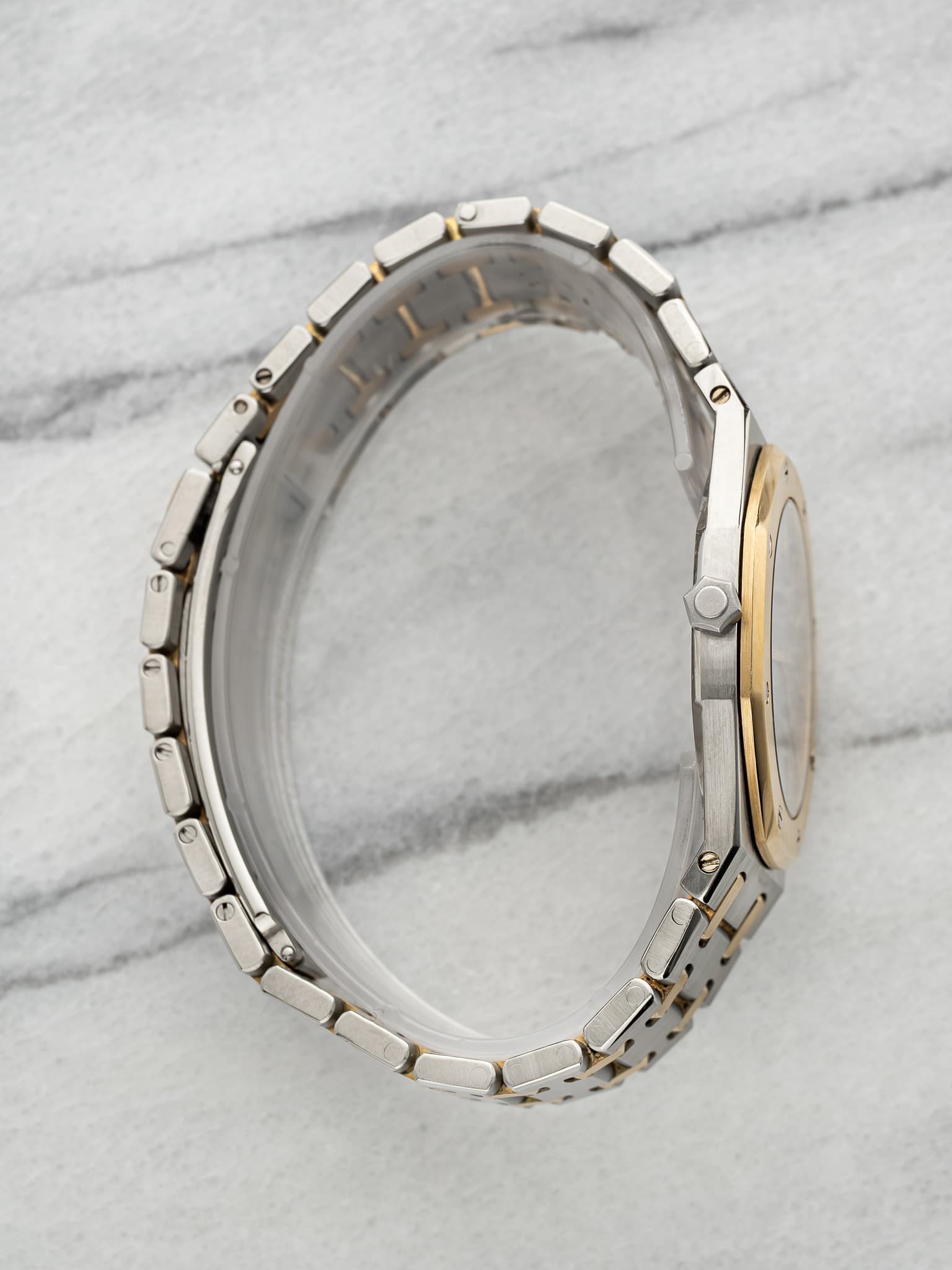 May be an image of jewelry, wrist watch and text that says '6 9 D ® S'