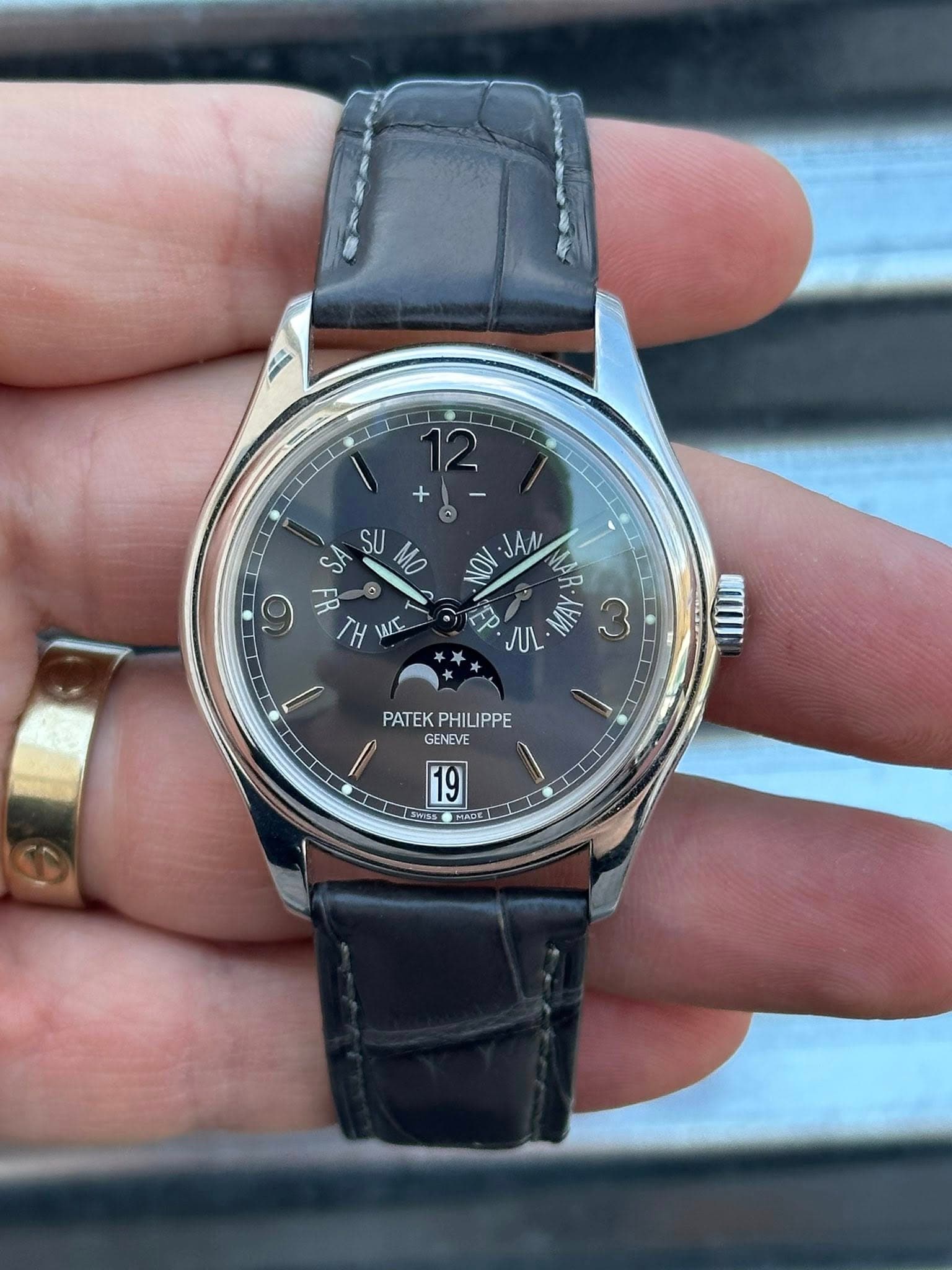 May be an image of wrist watch and text that says '55 JAN MA က JUL UI PATEK PATEKPHILIPPE PHILIPPE GENEVE 19 Sw55 MADE ADE Swgs'