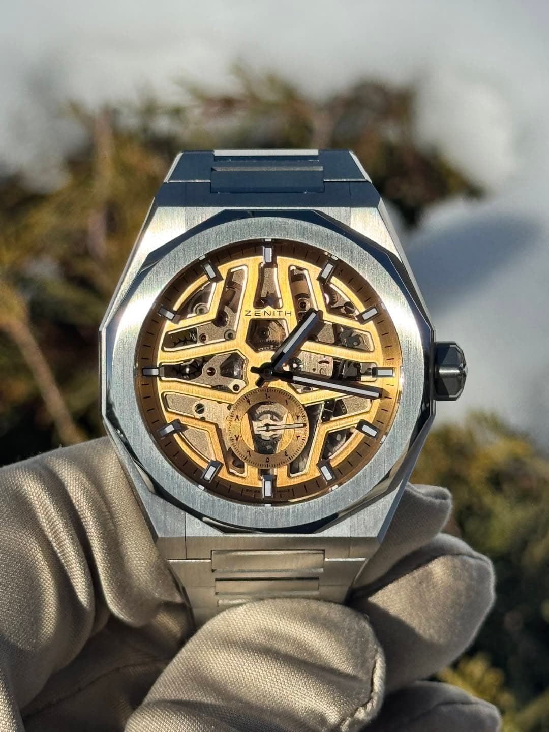 May be an image of wrist watch and text that says '王 小 ZENITH ENI'