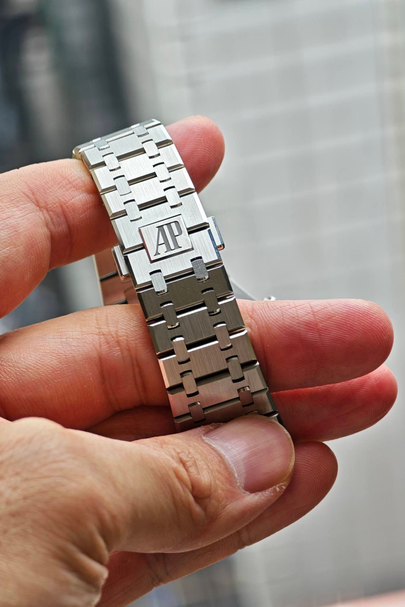 May be an image of digital watch and text that says 'AP AP'