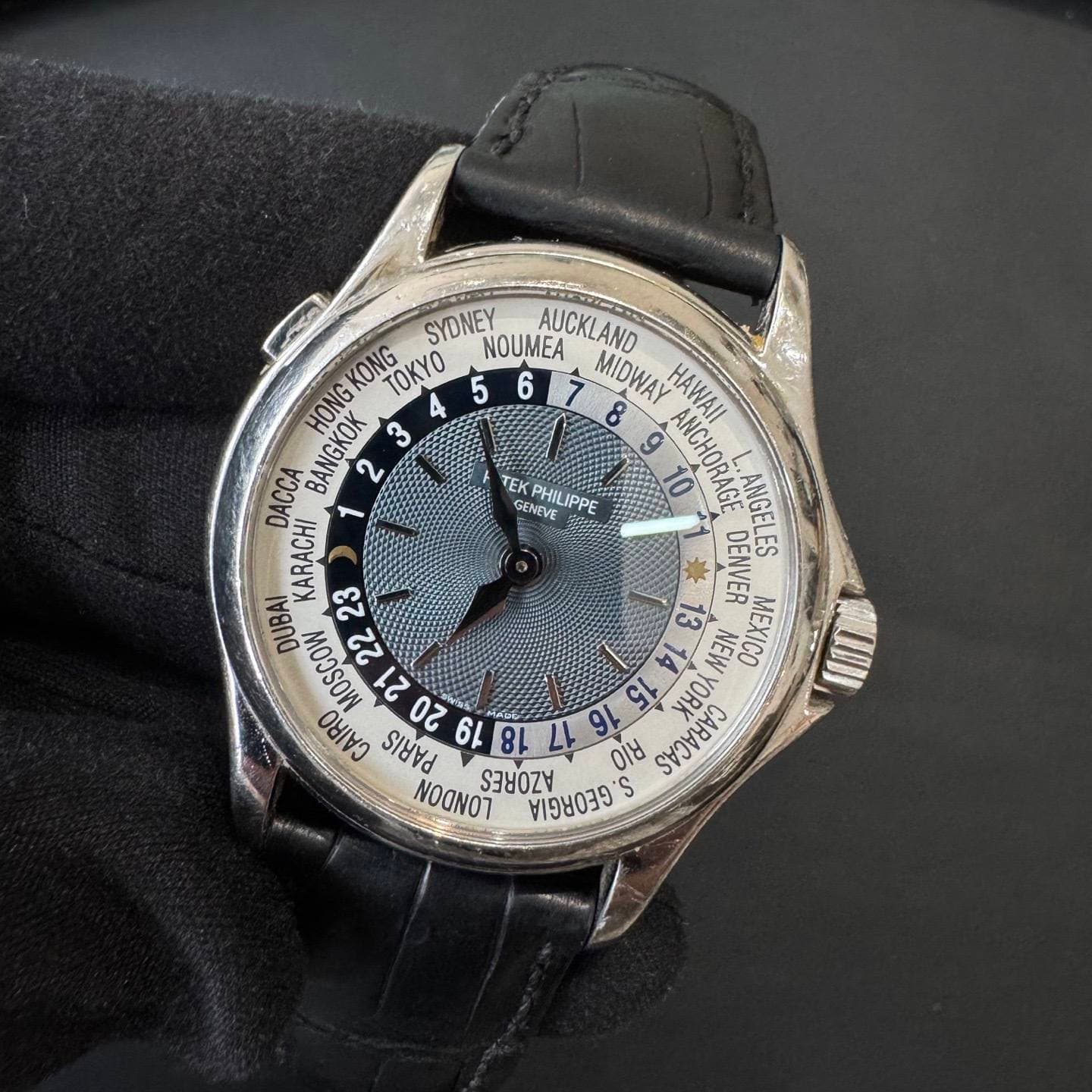 May be an image of wrist watch and text that says 'TEK PHILIPPE GENEVE ! SYDNEY NOUMEA MIDWAY HAWAII AUCKLAND KONG TOKYO 4 5 6 HONG 8 9 10 ANCHORAGI ANGELES DACCA BANGKOK 3 2…