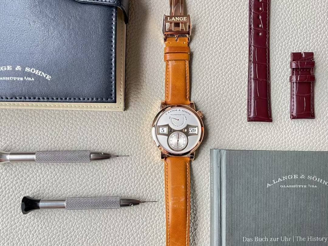 May be an image of saddle-stitched leather, wrist watch and text that says 'LANGE GE GE& & SHUTTE 1/84 SOHNE LANGKA AMET SOMENT COU 5 59 LANGE E LANGR&SOH B ሮ SÖHN GLABHUTTE シB Das…