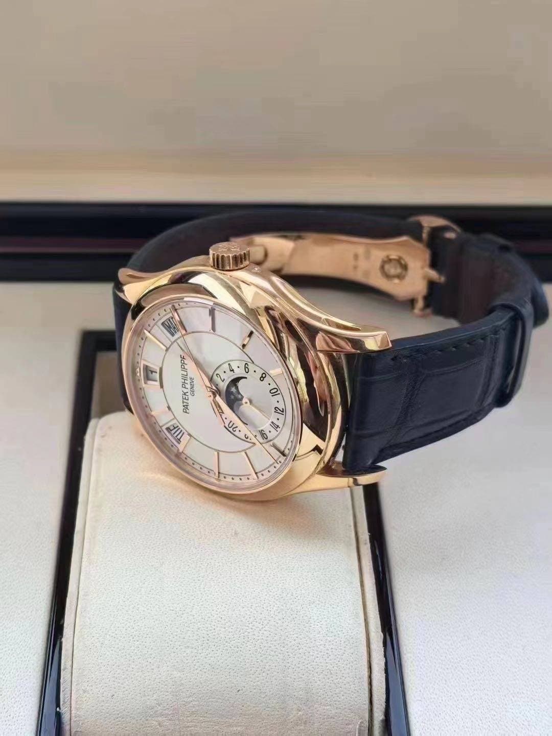 May be an image of wrist watch and text that says 'BATEKPHI A صبرن ه ' PATE TIF 8 8 9 B 0 OI I سم -ሀሪ U. E بان い Sa د • D 14'