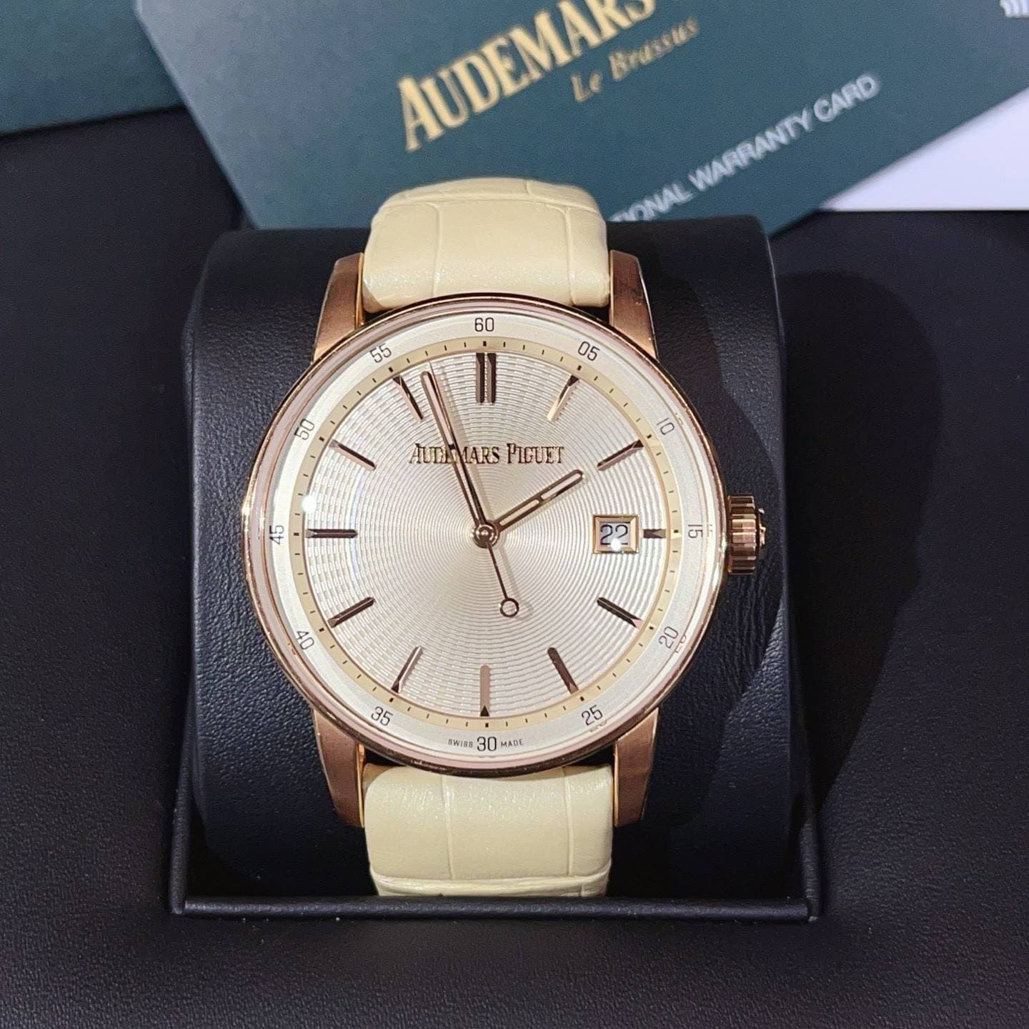 May be an image of wrist watch and text that says 'AUDEMAK AUDEMA Le Brasstes CARD WARRANTY WARRANTY RONAL ALTALARSPIGUET ALTAIARS PIGUET 10 45 22 i5 ጥ 5 40 20 CU 35 BASH 90 MOI…