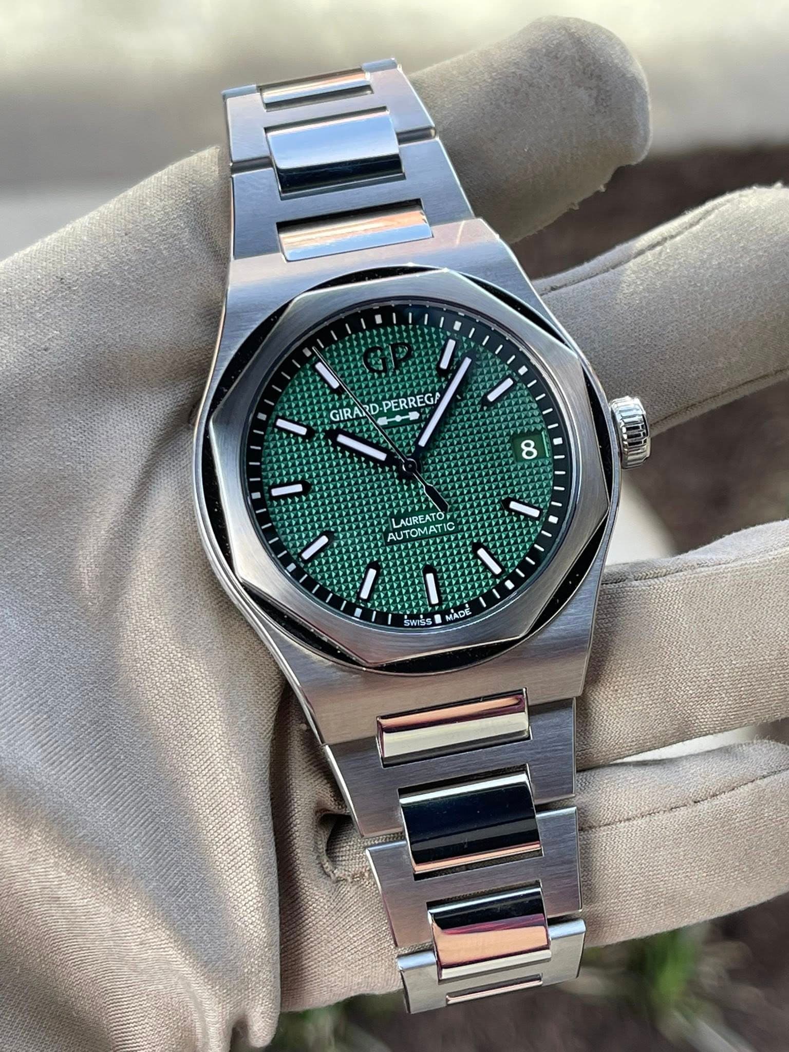 May be an image of wrist watch and text that says 'GIRARD PERREGA 8 AUTOMATIO LAUREATO ADE'