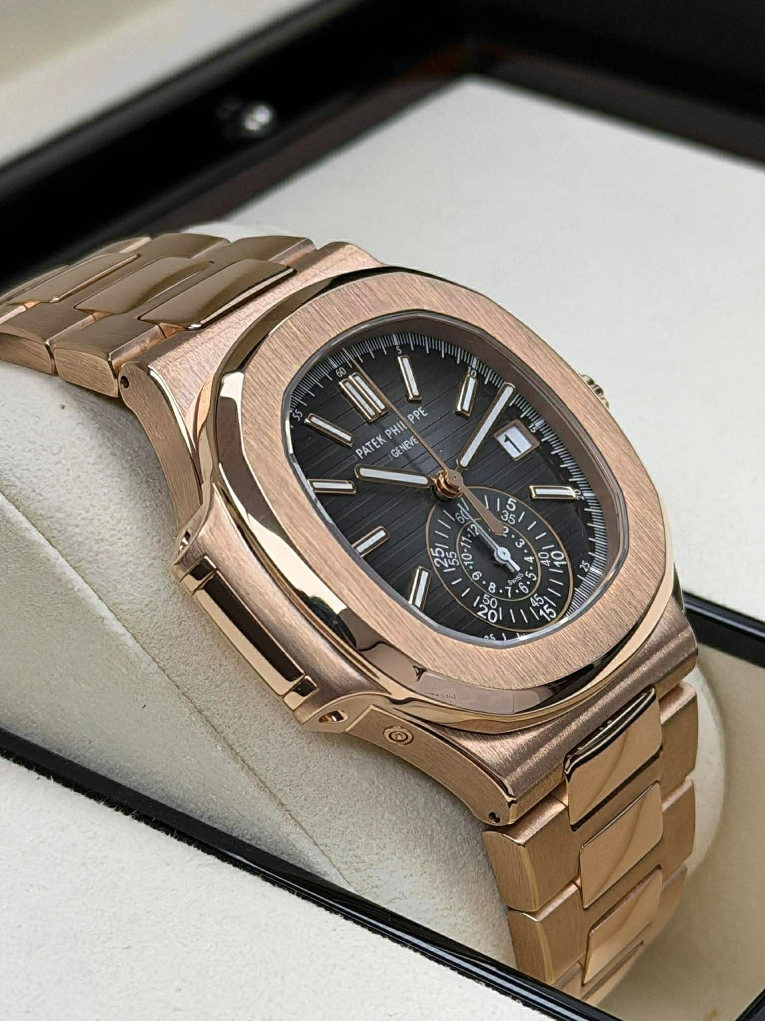May be an image of wrist watch and text that says 'PPE PATEK PHII GENEVE 5 5 글리 25 কত 5 10-11 아 k ngpugnyp 9 1- ه کن 2०1 ሌ.ም * ၁၀ 80'