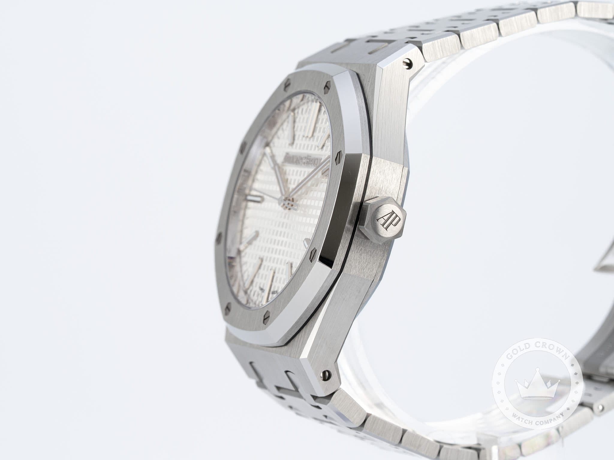 May be an image of wrist watch and text that says 'AP GOLD GOLOCROSI CRỘ CROVN WA 4aTCH COMPA'