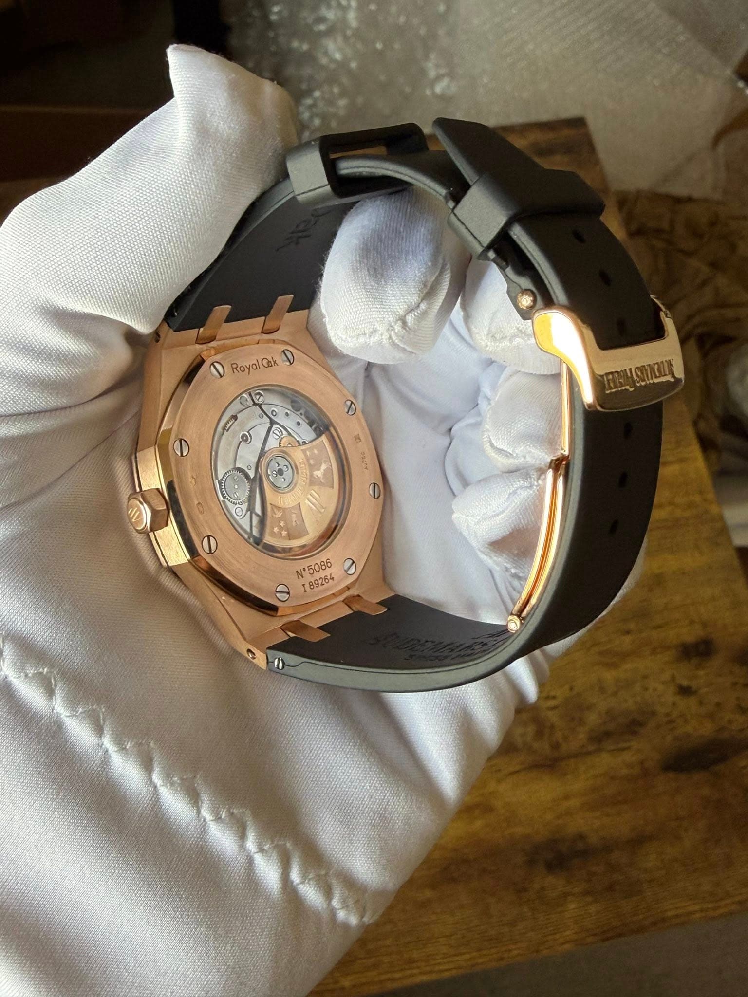 May be an image of wrist watch and text that says 'D RoyalQak RoyalQkD D 侉 N' '
