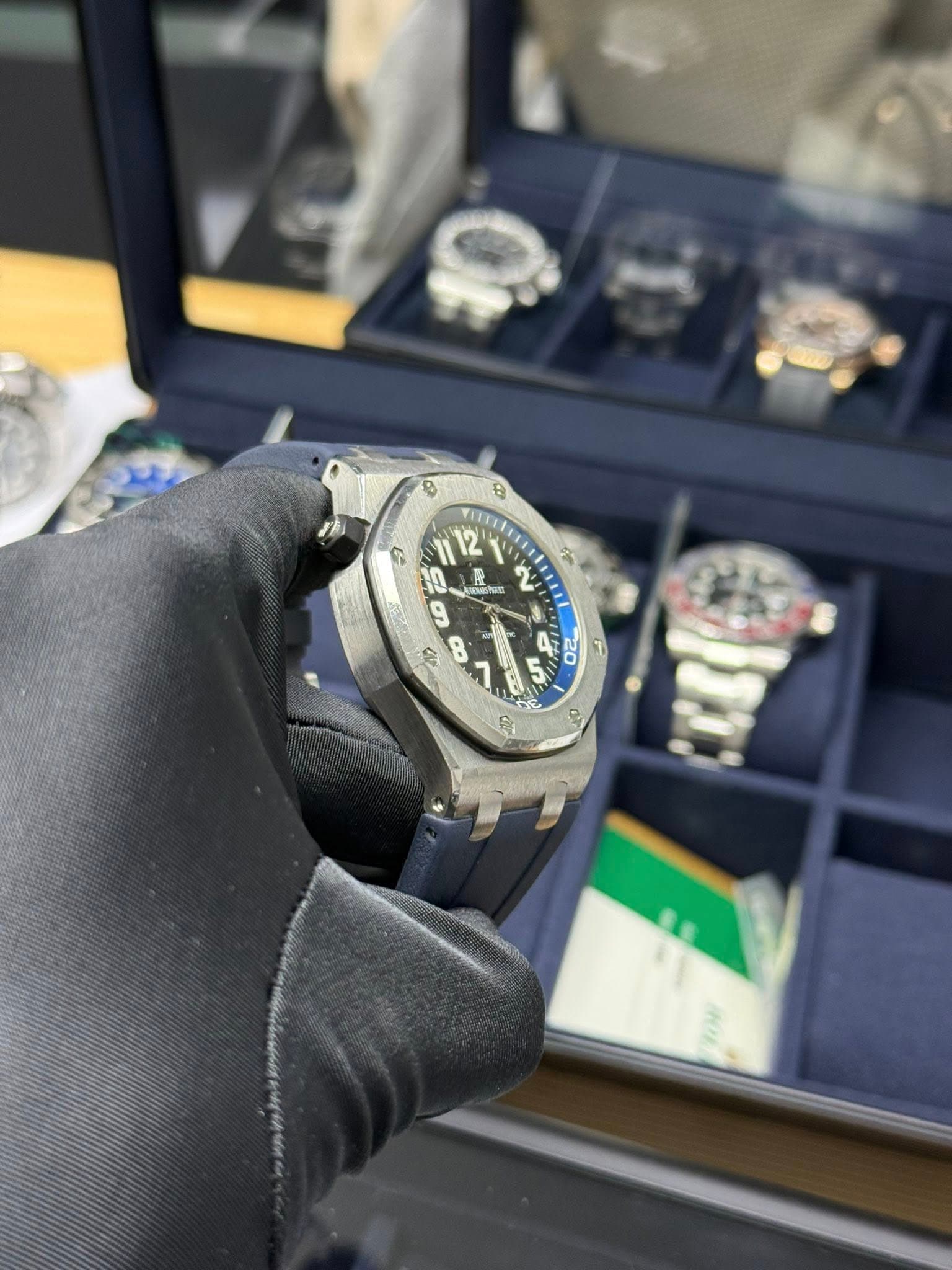 May be an image of wrist watch and text that says '9 T 12 4 KNE K 原 9 5 2ी 8 7 D な 20 30 5 oP'