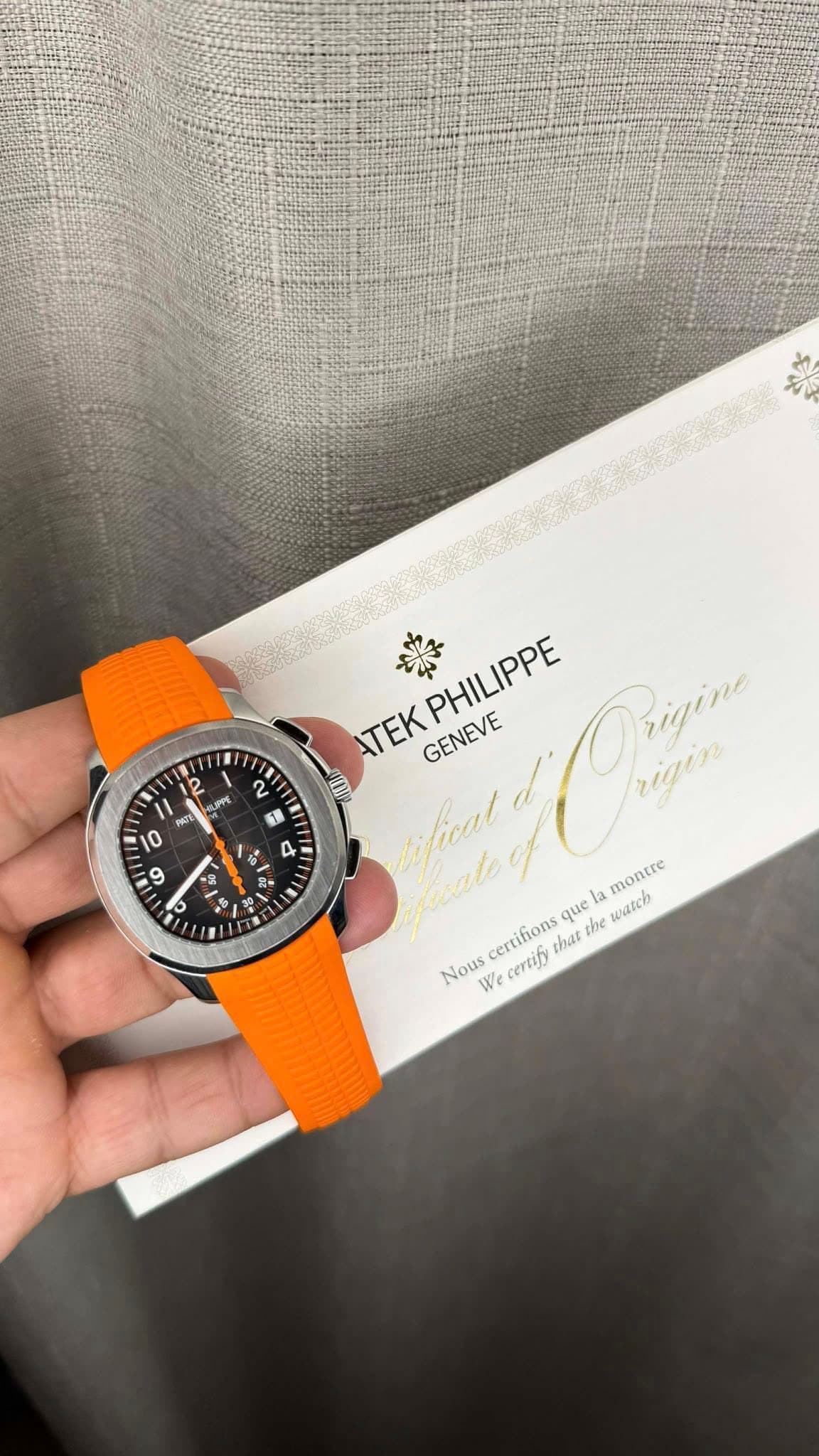 May be an image of wrist watch and text that says '1 2 I ሜዬ し ኑ A - M 1 L 9 楽 ATEK GENEVE PHILIPPE O3Hи II montre cerritions that quel be watch Nous We certity'