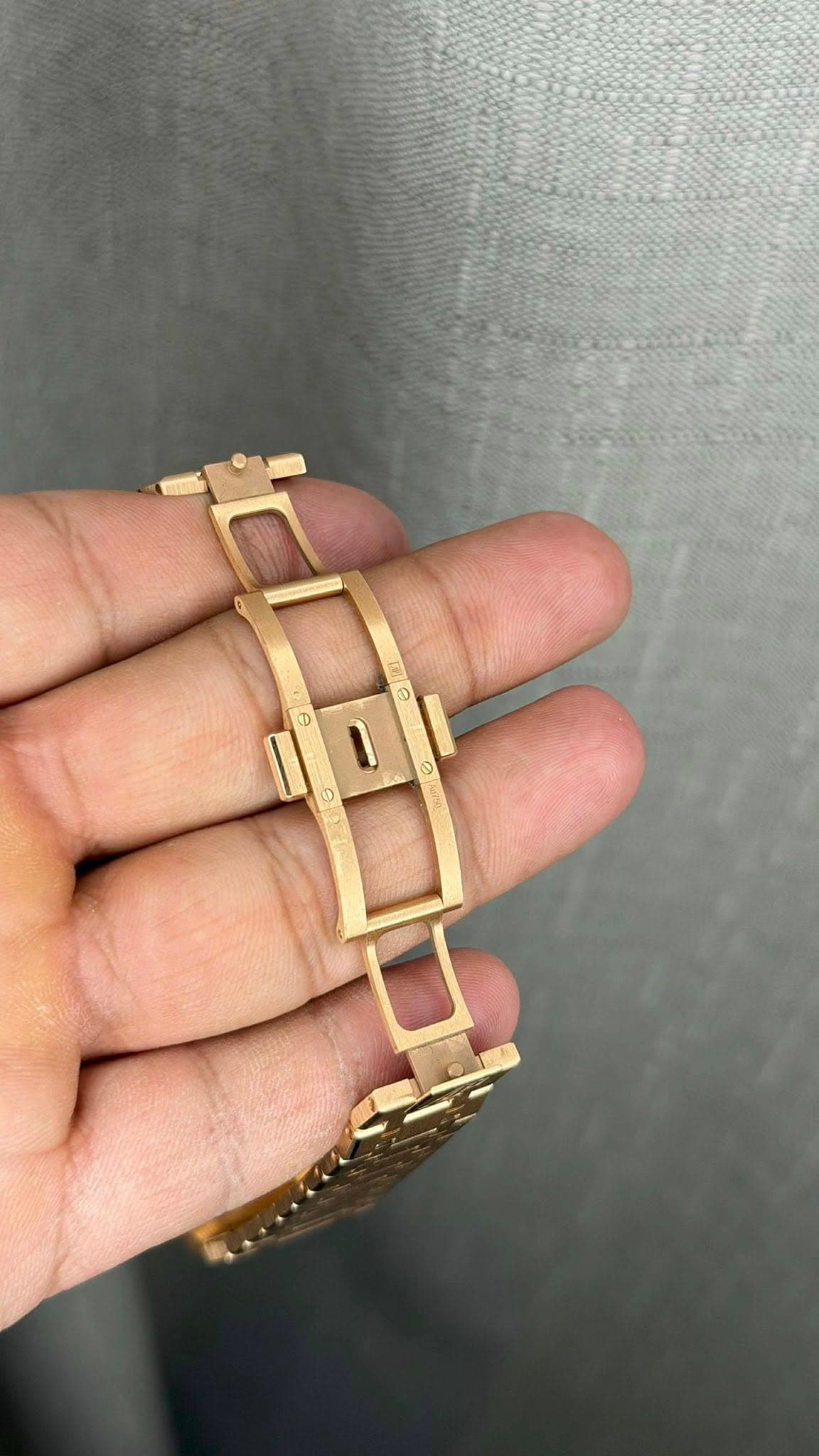 May be an image of jewelry, wrist watch and text that says 'B e O I 0 ခ'