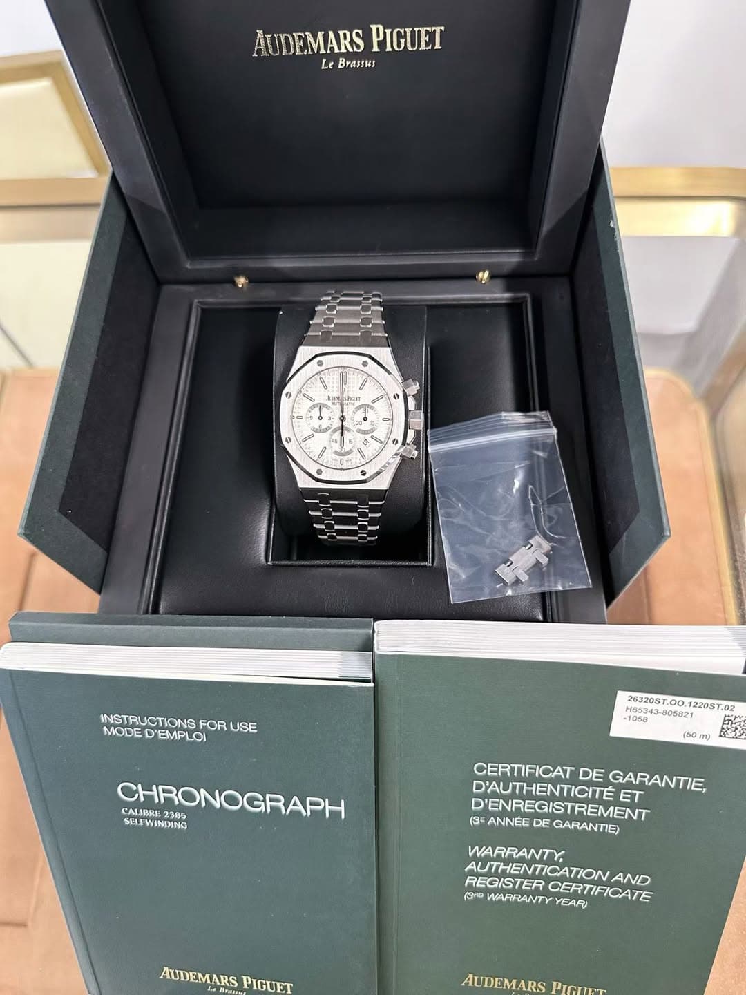 May be an image of wrist watch and text that says 'AUDEMARS AUEMARSPIGUE PIGUET Le Le Brassus 1 C AH H un F ဆျိန 4 6 طه 1 1 ・ au ក្ម្សិ 8 ቀ 吉 INSTRUCTIONSFORUSE INSTRU…