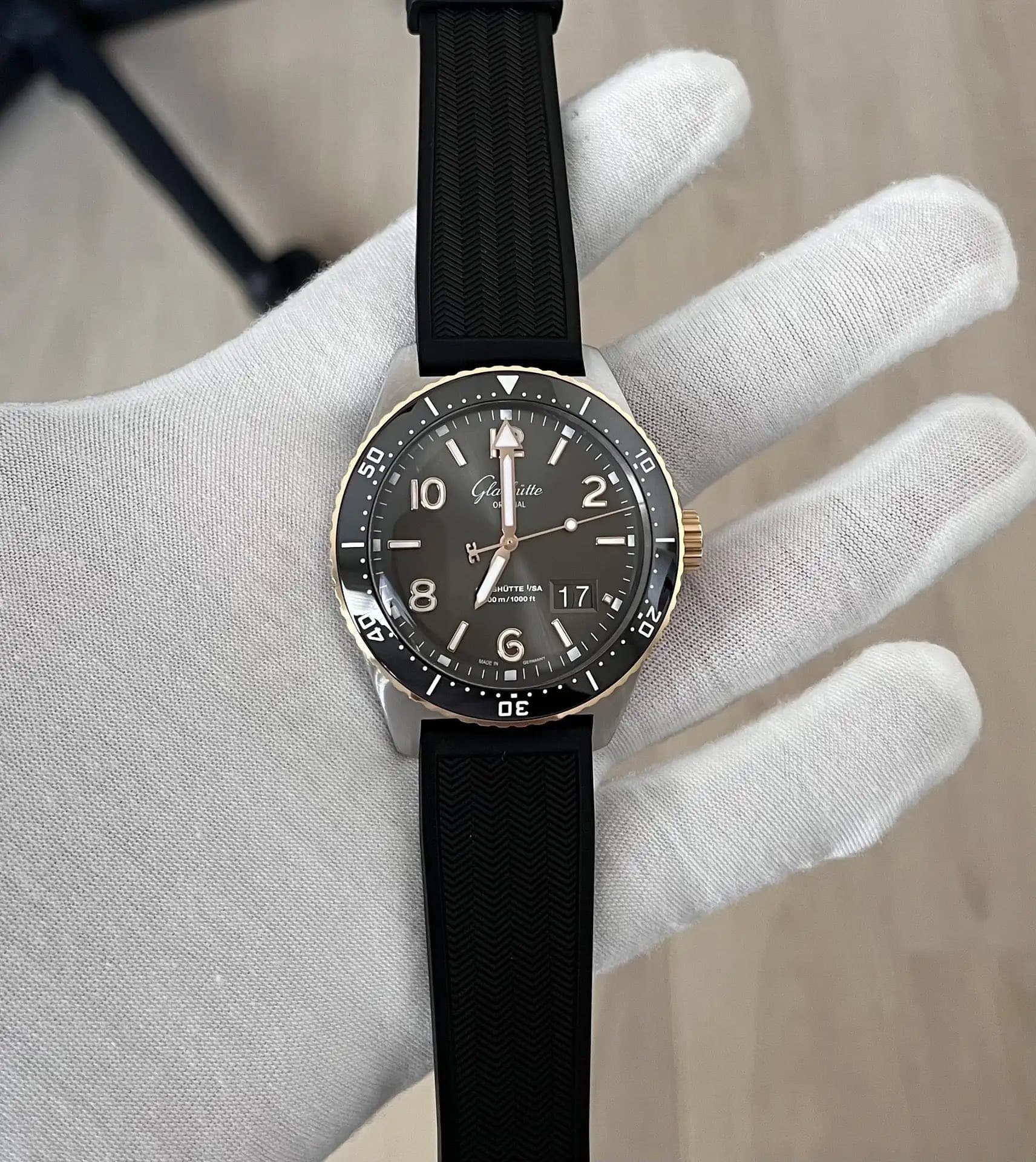 May be an image of wrist watch and text that says 'NE 50 IO gia o itte 10 2 - H - 17 8 OTTEVIA 1 / e 6 E - N ن 7 Θε'