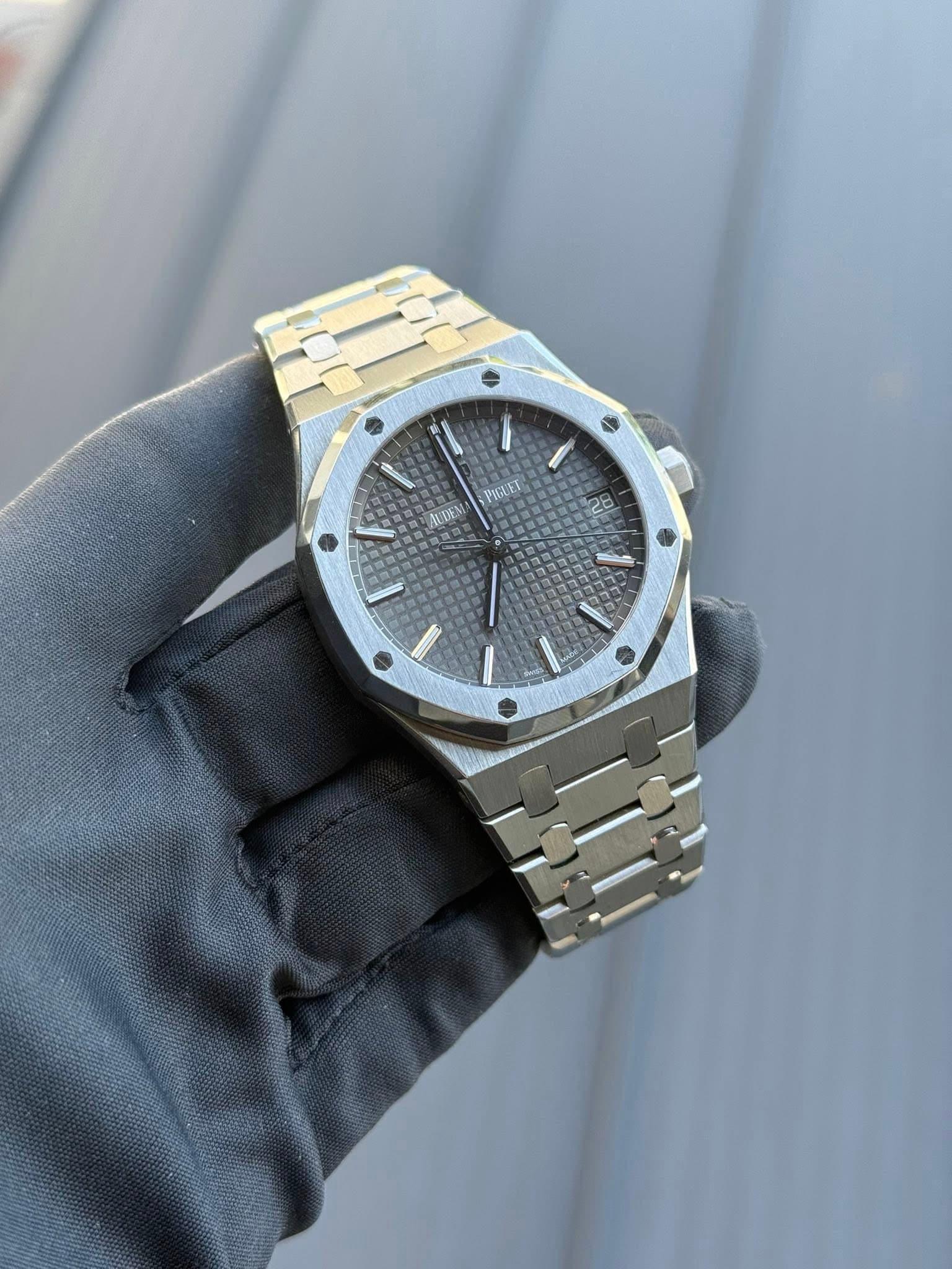 May be an image of wrist watch and text that says 'PIGUEI AUDEM'