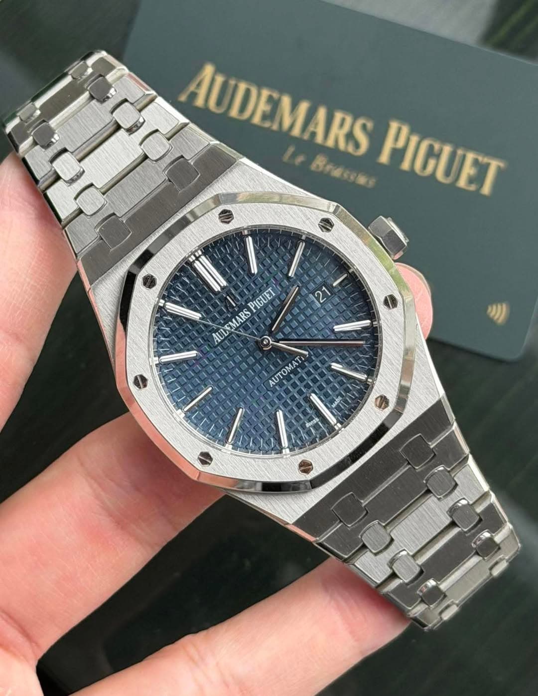 May be an image of wrist watch and text that says 'AU DEMARS lt Brasuas PIGUET 車8 21 PIGUET AUL AULEMARS AUTOMAT'