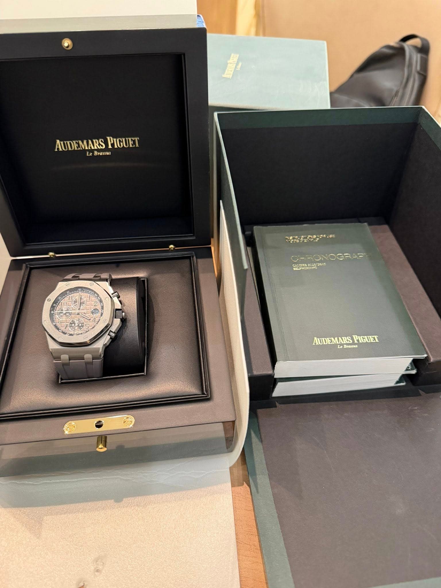 May be an image of wrist watch and text that says 'AUDEMARS AUDEMARSPIGUET PIGUET 2 BREsINa 有. C-HONOGRAP DGRAP 영판하거 AUDEMARS AUDEMARSPIGUET PIGUET s'
