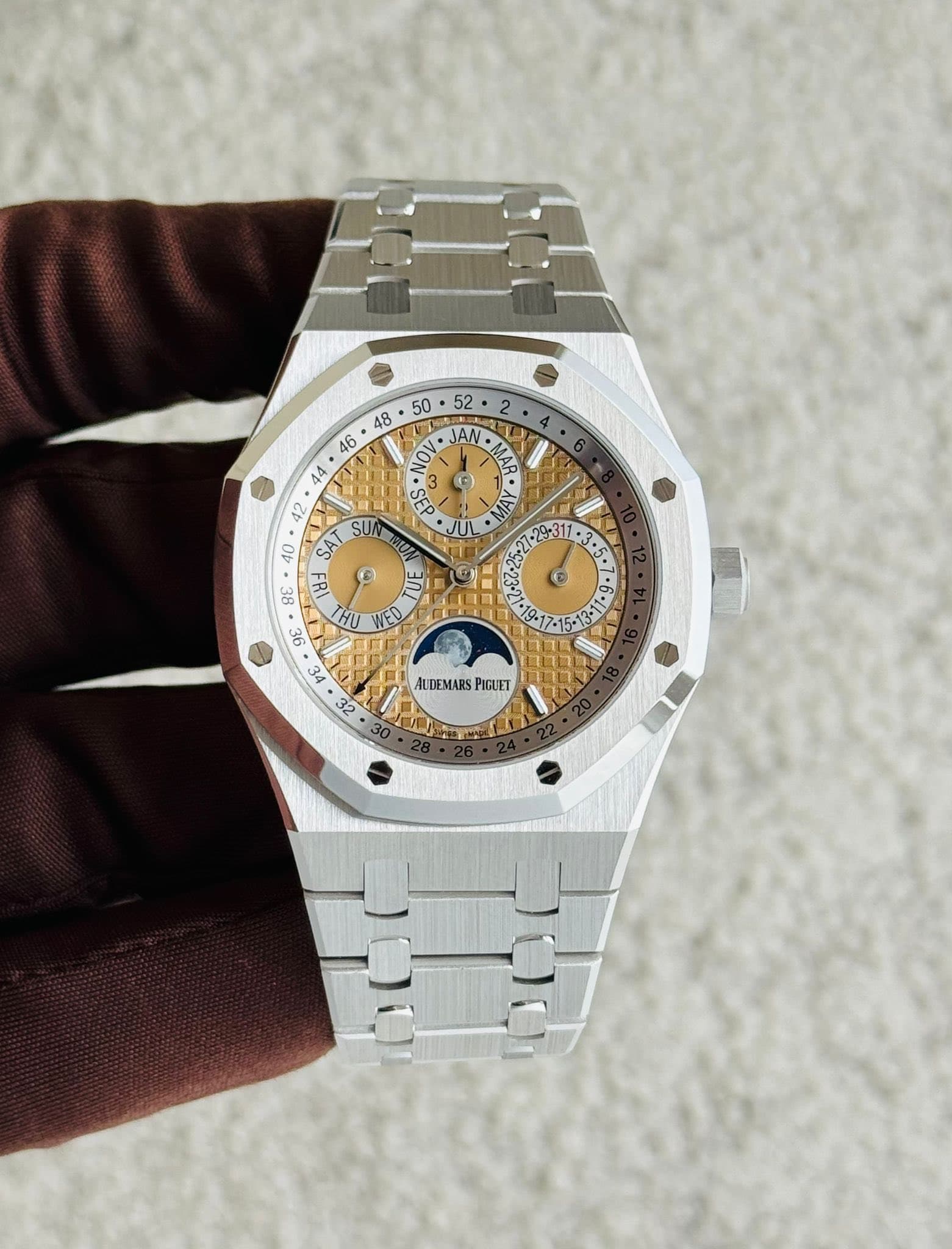 May be an image of wrist watch and text that says '52 2 V 50 48 46 JAN 14 O 0 42 1 SEP G JUL 40 SAT SU l성크 로 WED شه تم ALDEMARS PIGUET'