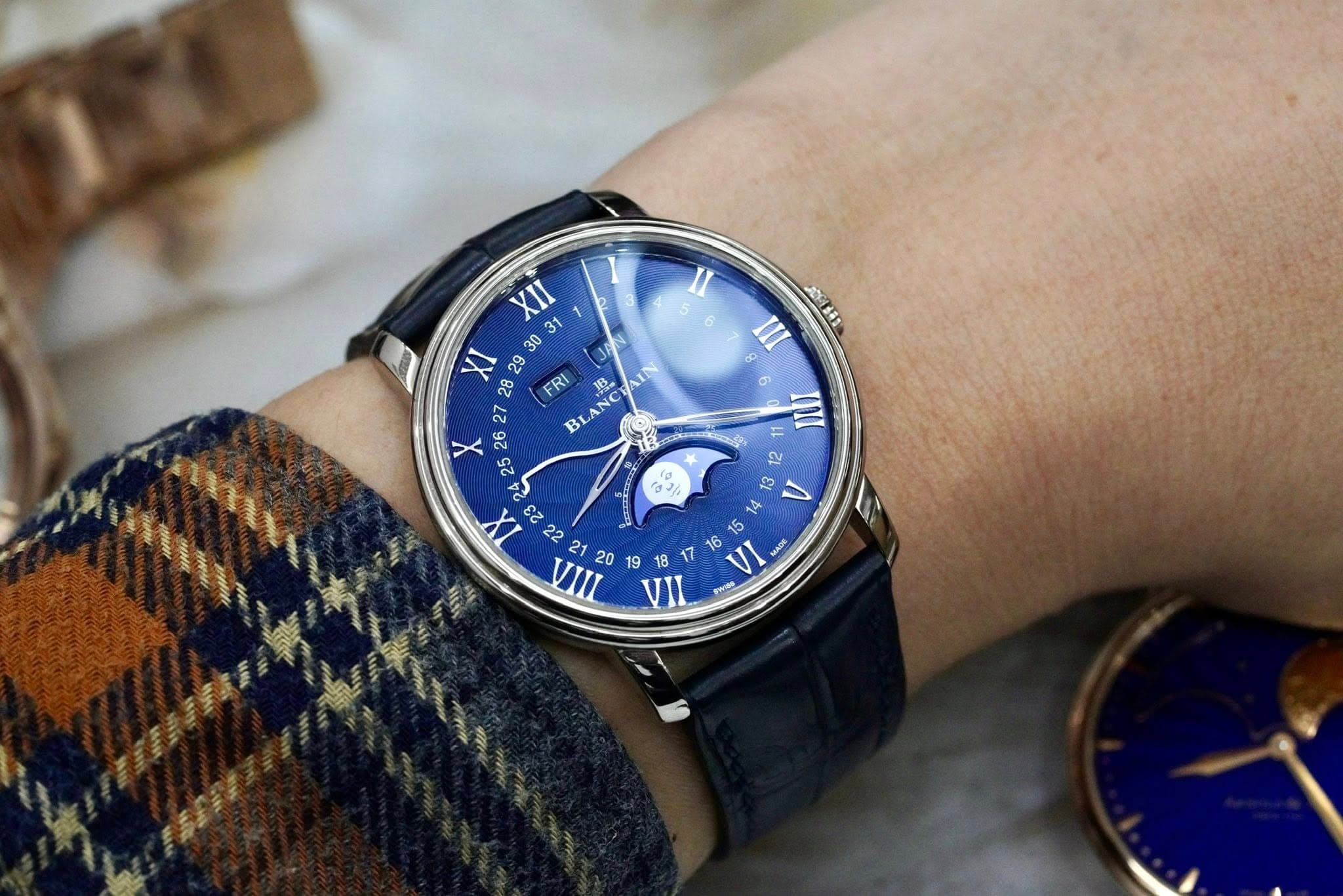 May be an image of wrist watch and text that says 'II 5 III FRI BL BLANC le X 31 XI IIII X E = ญ E1 E L 4 2a ب ي S A VIII 20 19 18 VII さん CUE គនូ'