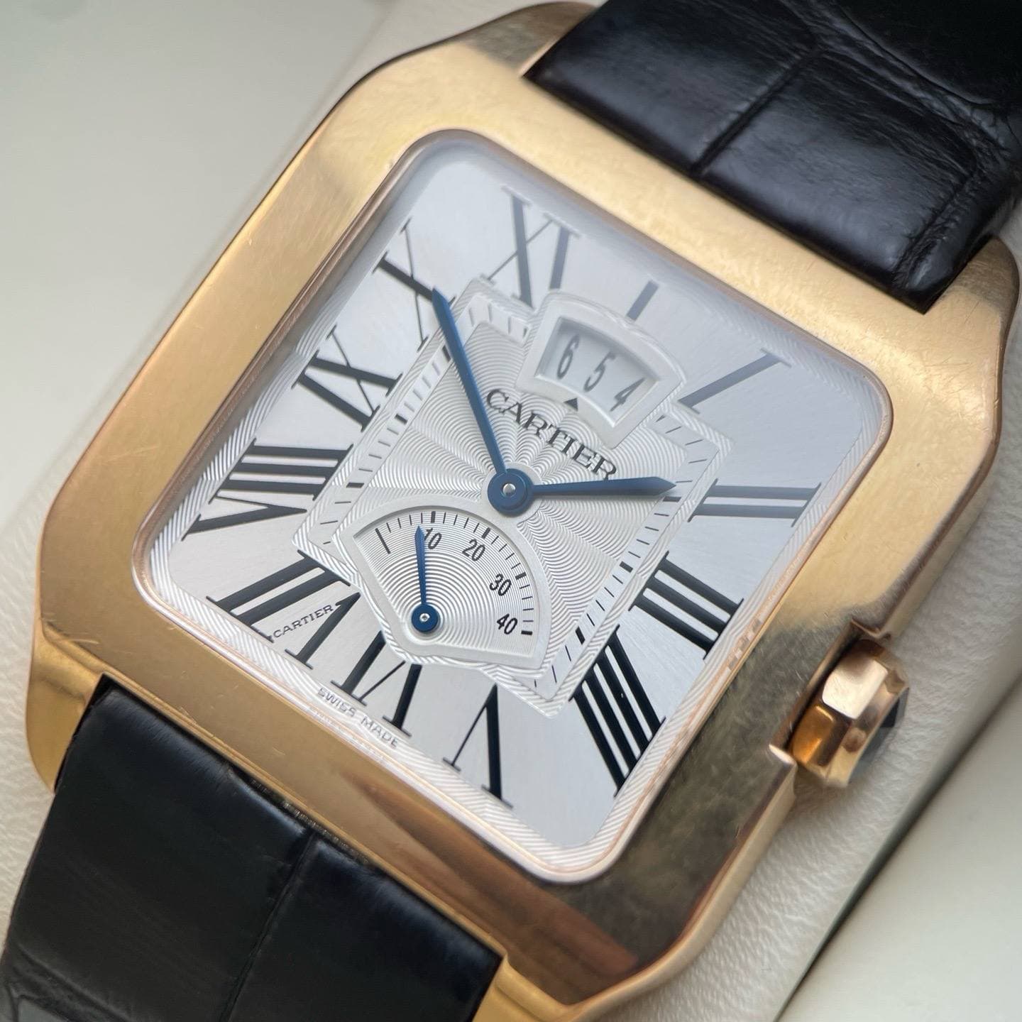May be an image of wrist watch and text that says 'IX ۰ י CARTIER 654 20 pu 30 CARTIEA V e ZIER 40 SWIES MADE ١ MA'