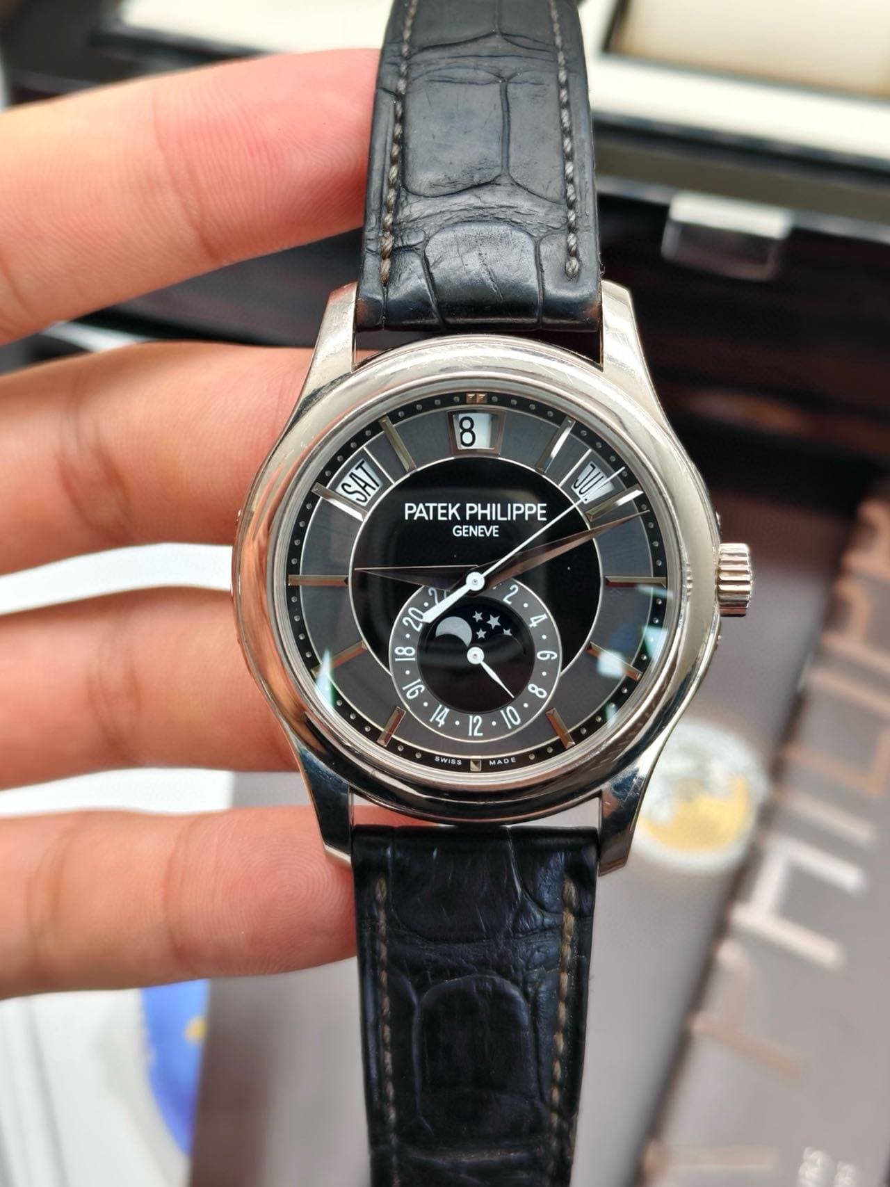 May be an image of wrist watch and text that says 'SAI PATEK PATEKPHILIPPE PHIL IPPE PHILIPPE GENEVE 2 e F d .营券 MADE AD'