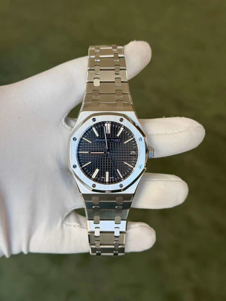 May be an image of wrist watch and text that says 'N 11 = (-) 25 L'
